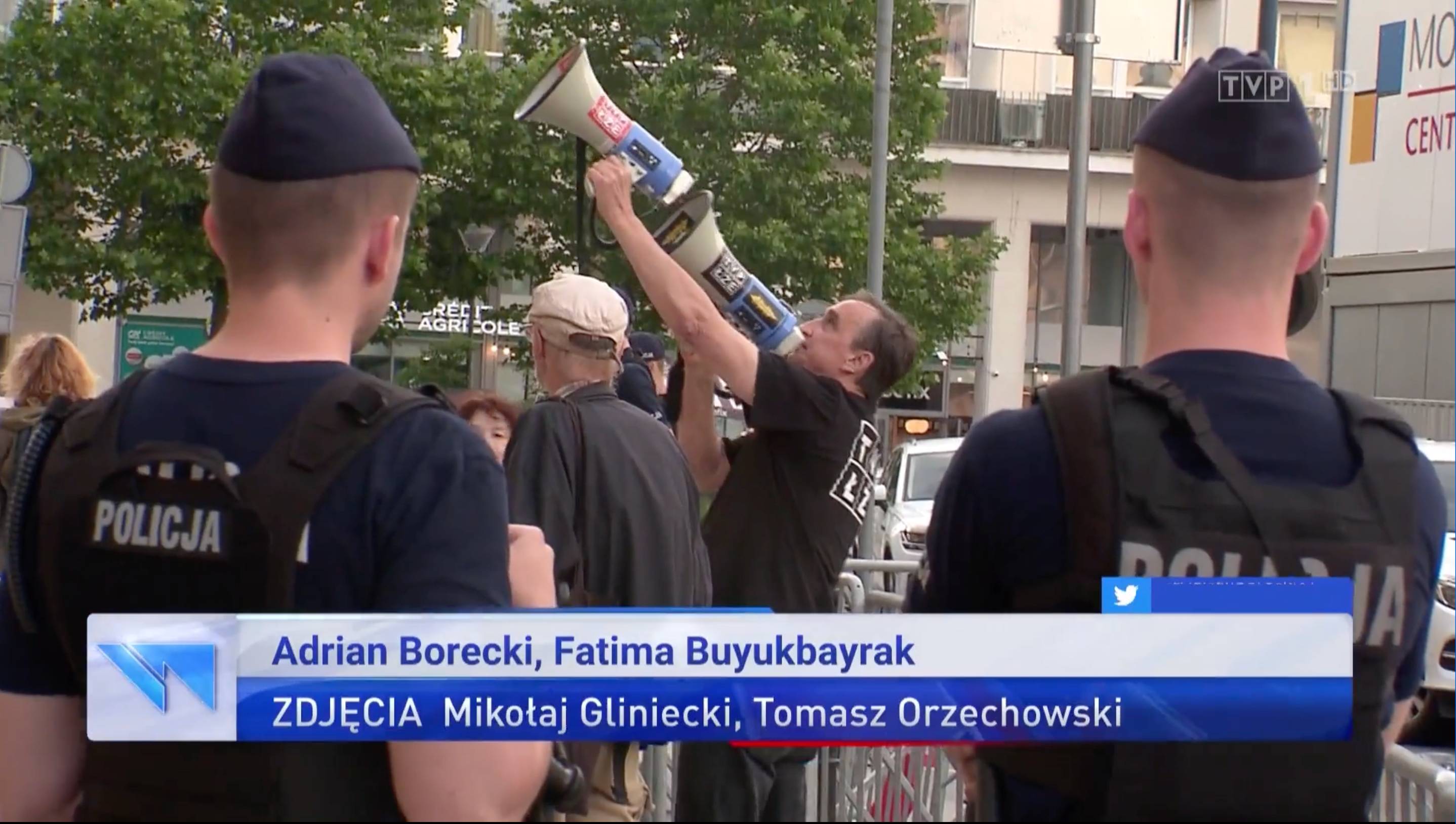 Zrzut ekranu z "Wiadomości" TVP. Ludzie protestują pod siedzibą TVP