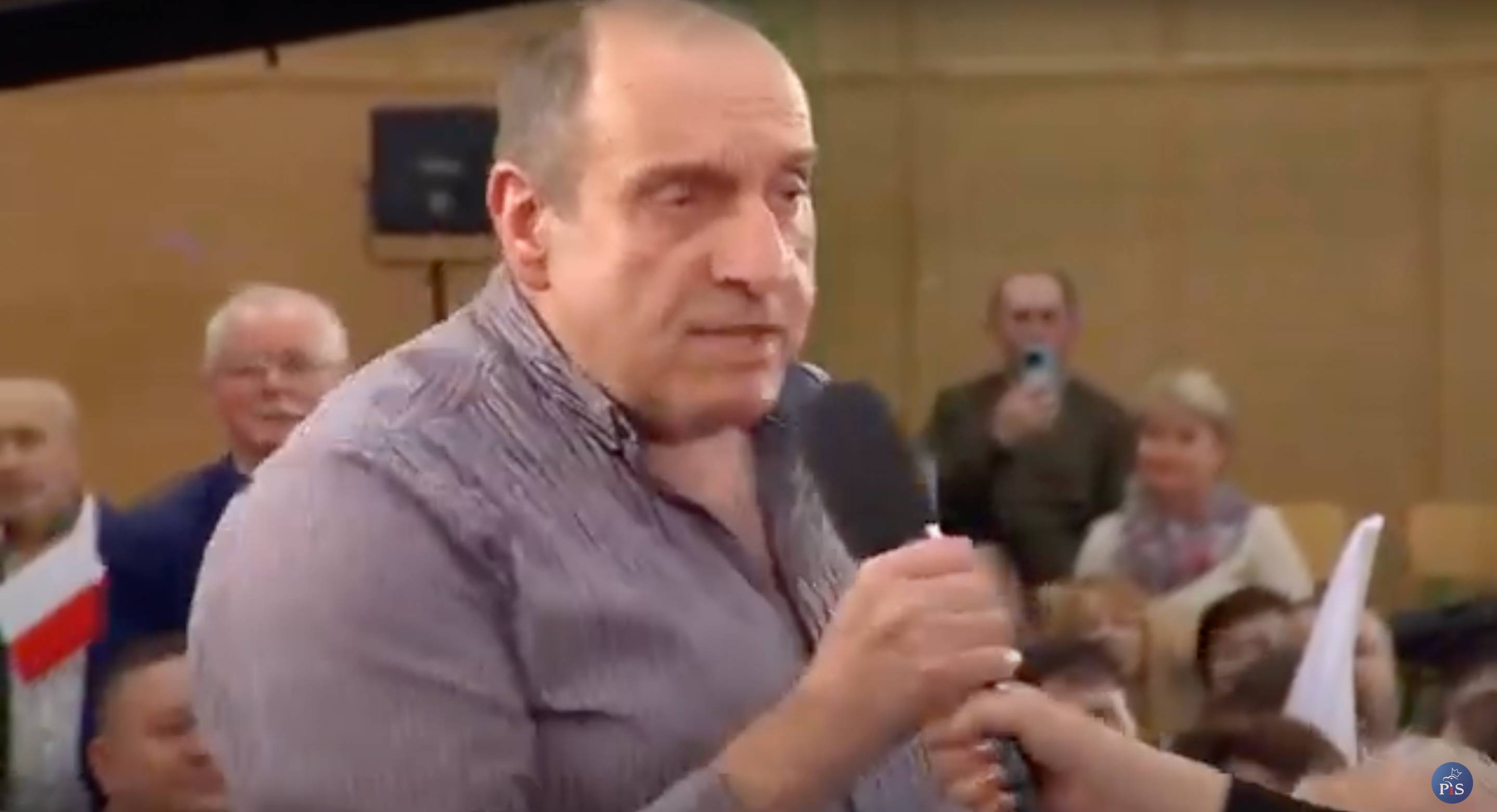 Mężczyzna zadaje pytanie o wrak ze smoleńska. Prowadząca zabiera mu mikrofon. Leżajsk, 25 lutego 2024. Źródło: YouTube kanał Prawa i Sprawiedliwości