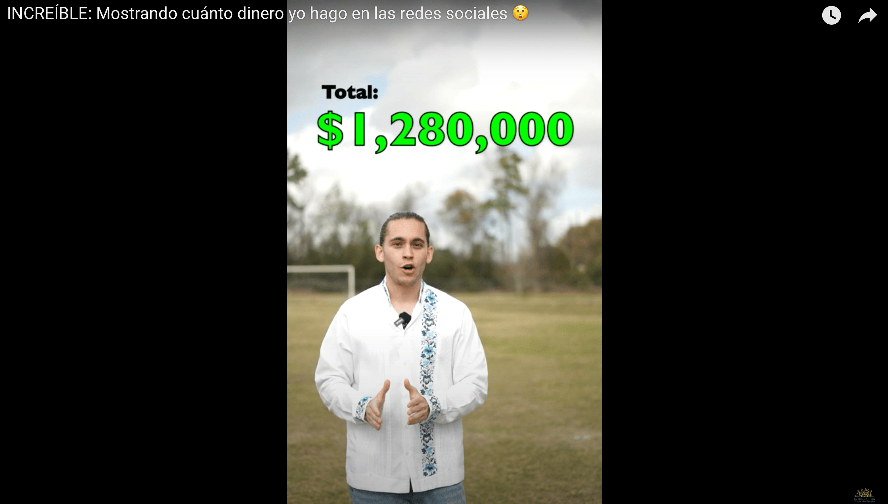 młody człowiek w białej koszuli i dżinsach coś tłumaczy, nad nim napis "Toatal: $1280000"