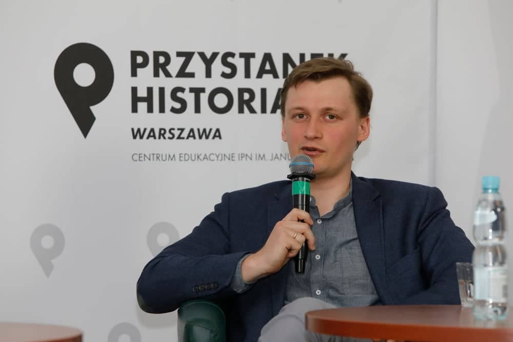 Bolesław Piasecki mówi do mikrofonu podczas dyskusji w IPN w 2021 r.