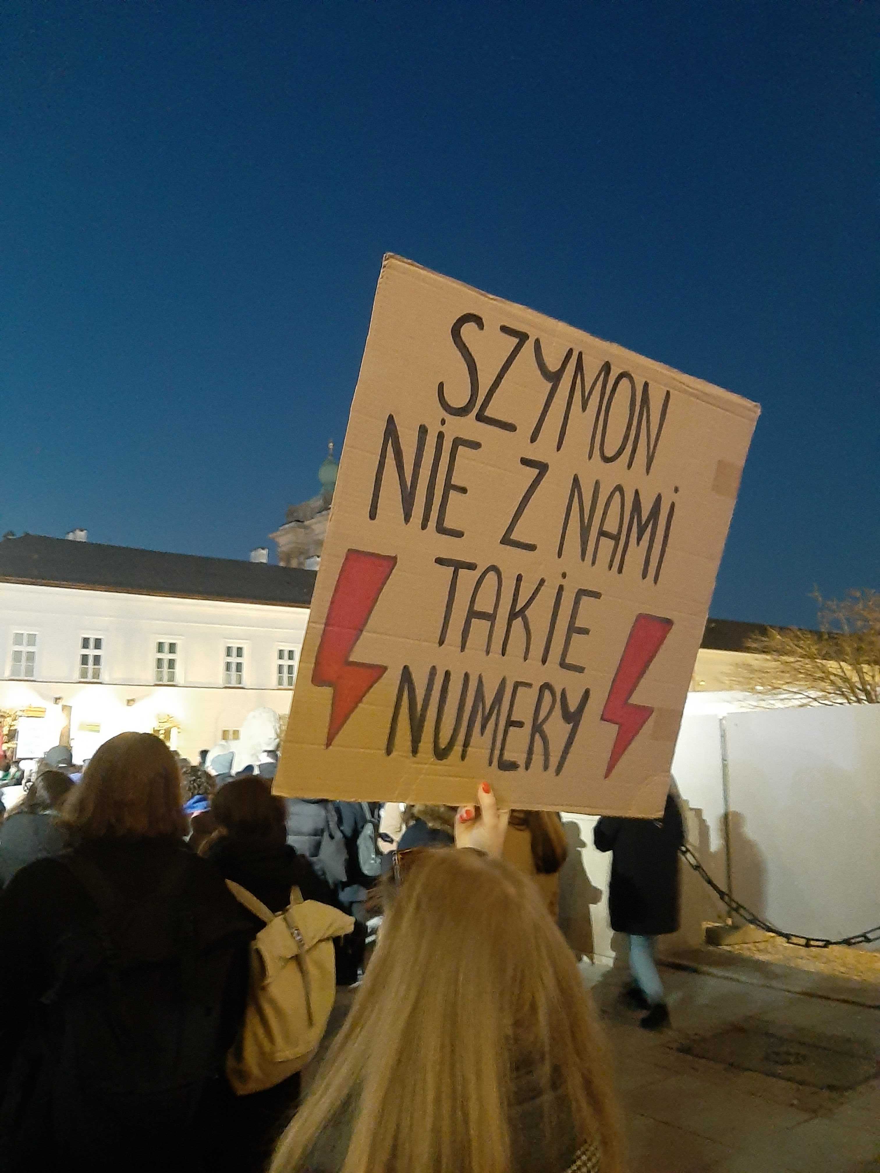 Transparent z napisem "Szymon, nie takie z nami numery"
