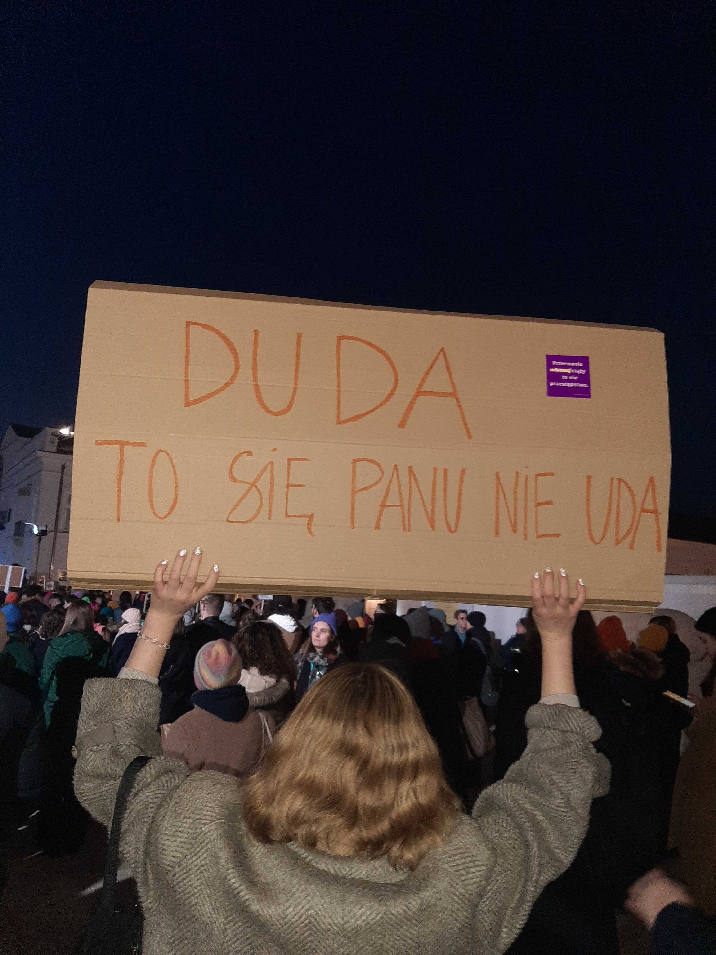 Protestująca z transparentem "Duda, to się panu nie uda"