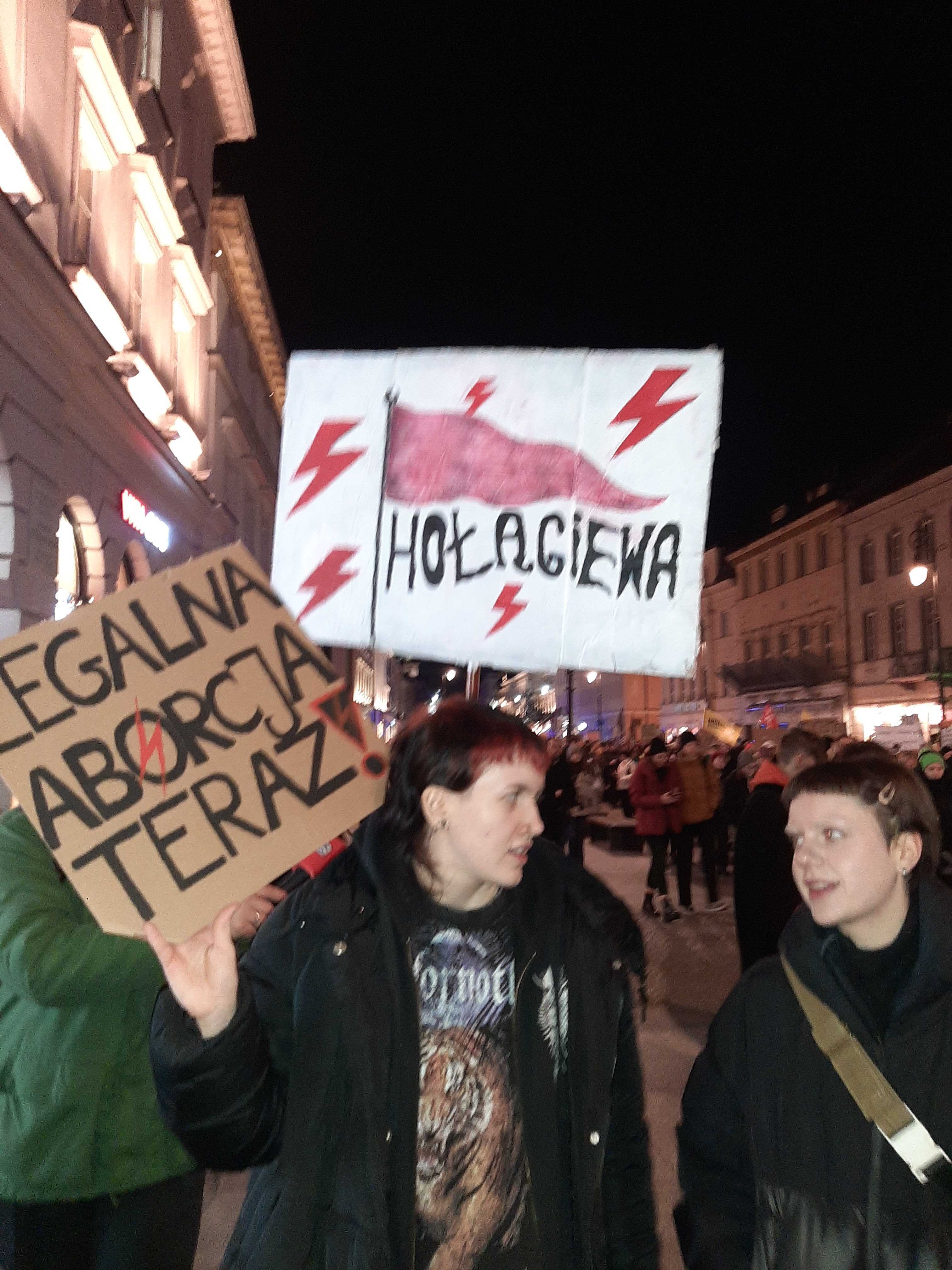 Kobiety niosa transparenty: "Hołągiewka" i "Legalna aborcja teraz"