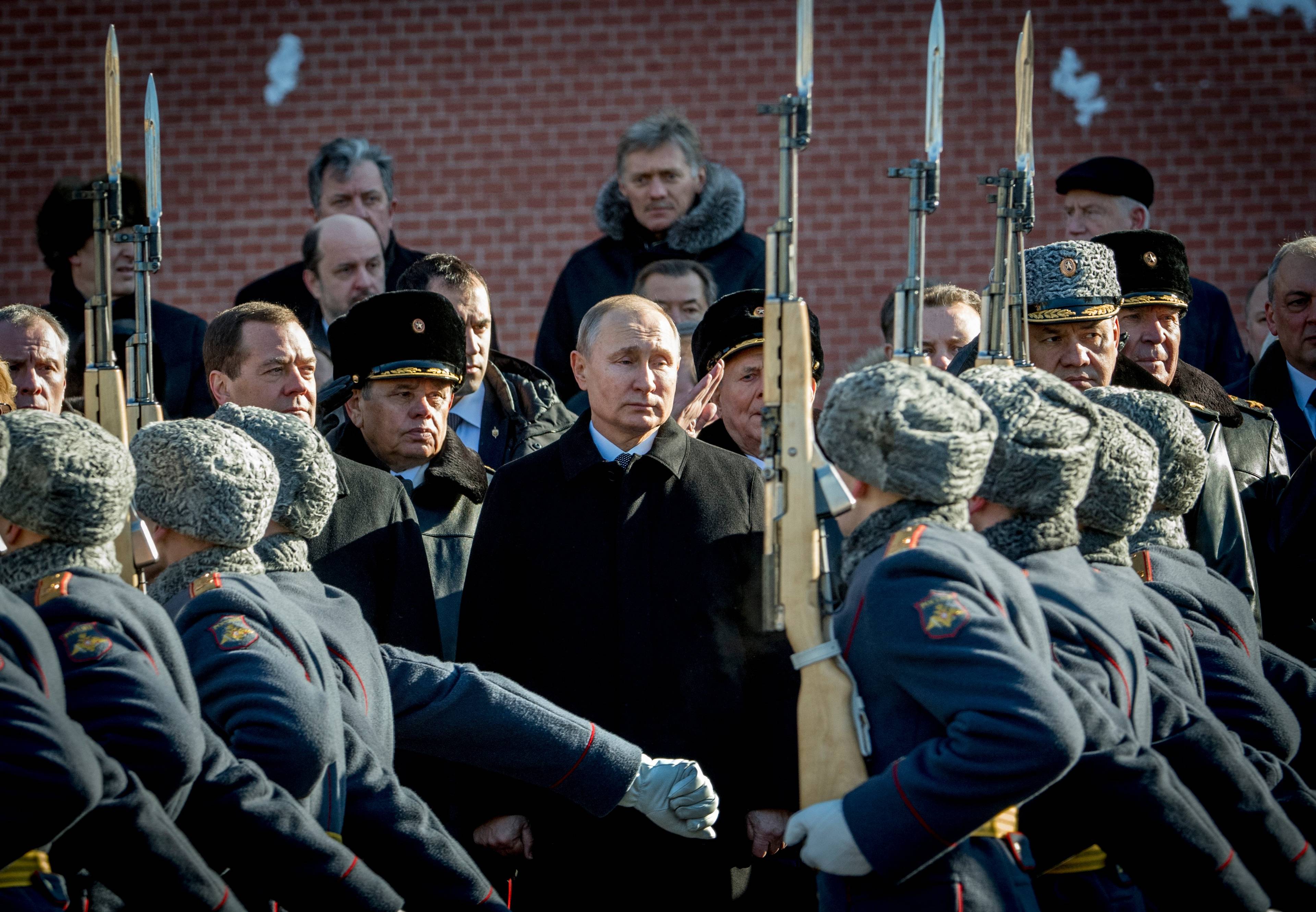 Władimir Putin na drugim planie przygląda się defiladzie żołnierzy