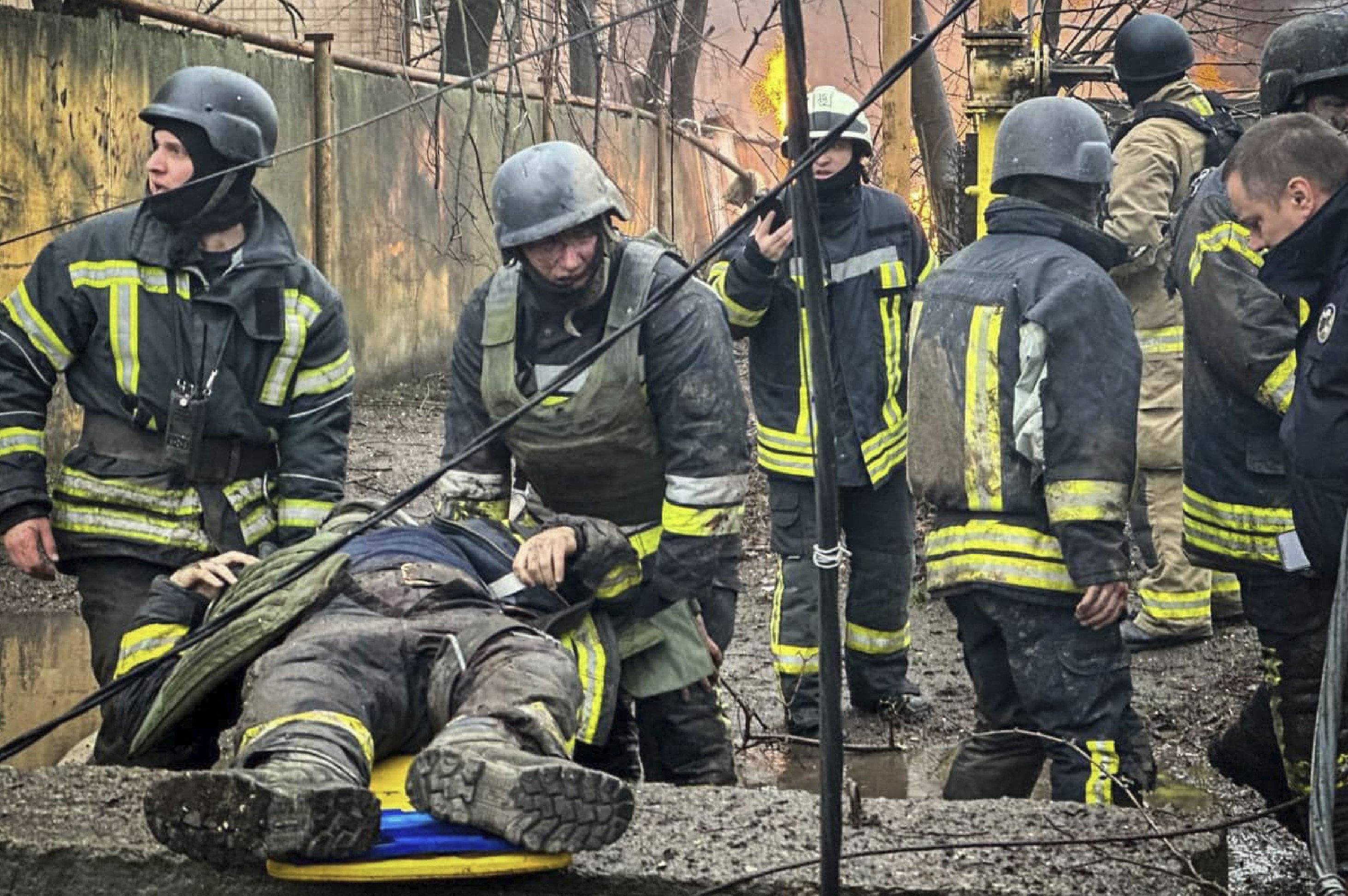 Ukraińscy ratownicy wynoszą rannego kolegę