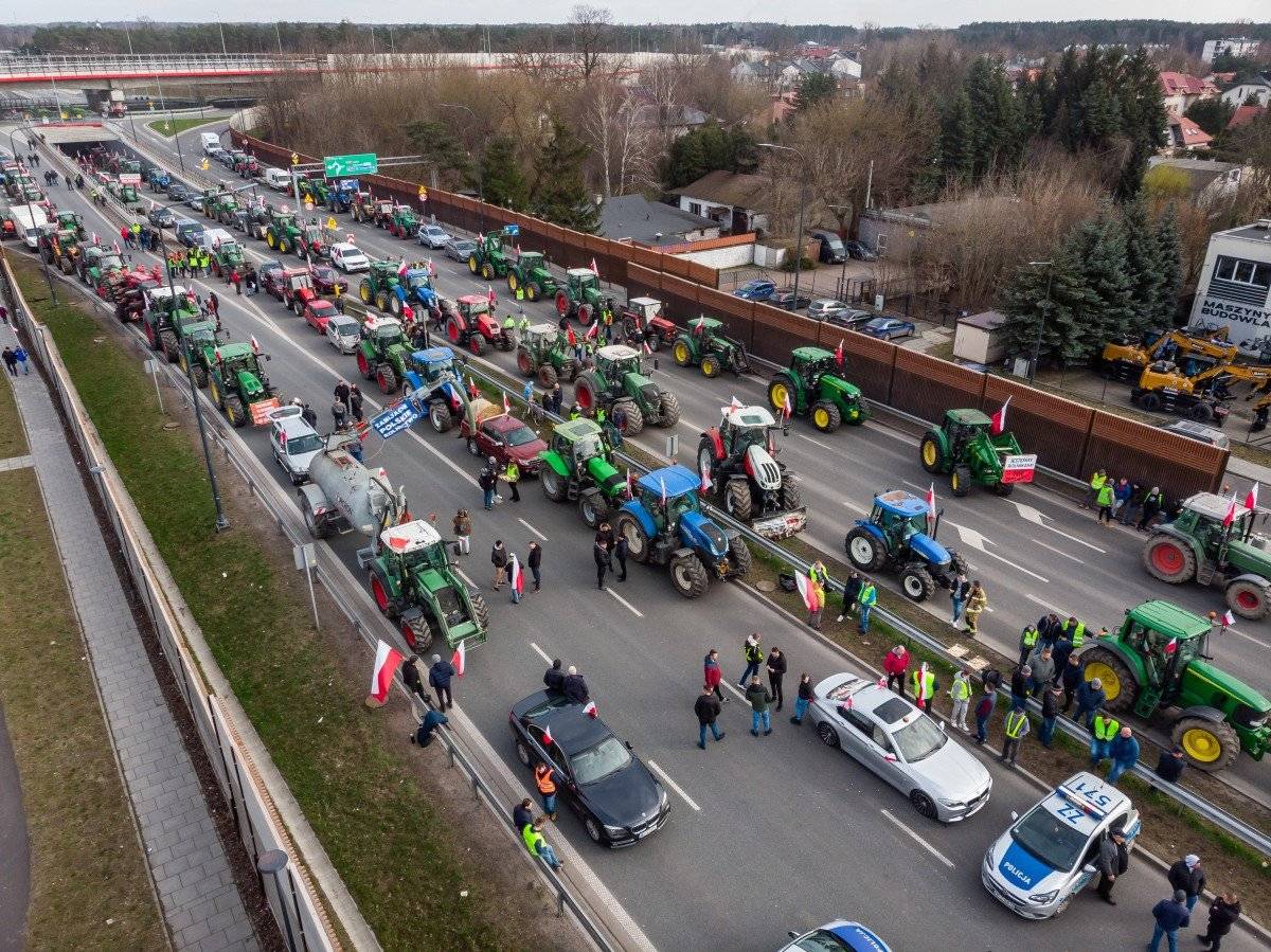 Traktory blokują wszystkie pasma autostrady prowadzącej do Warszawy