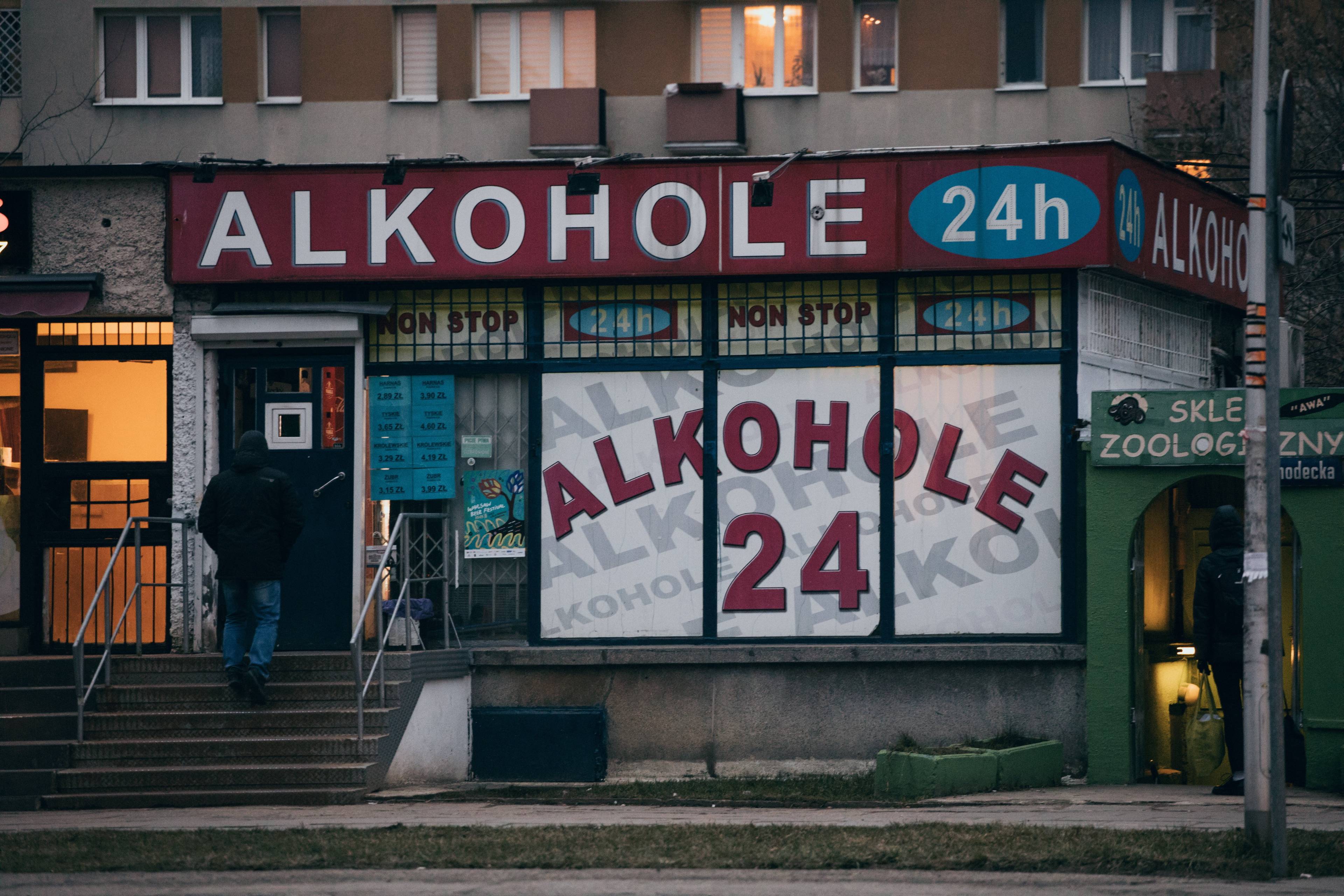 witryna sklepowa z napisem "Alkohole 24"