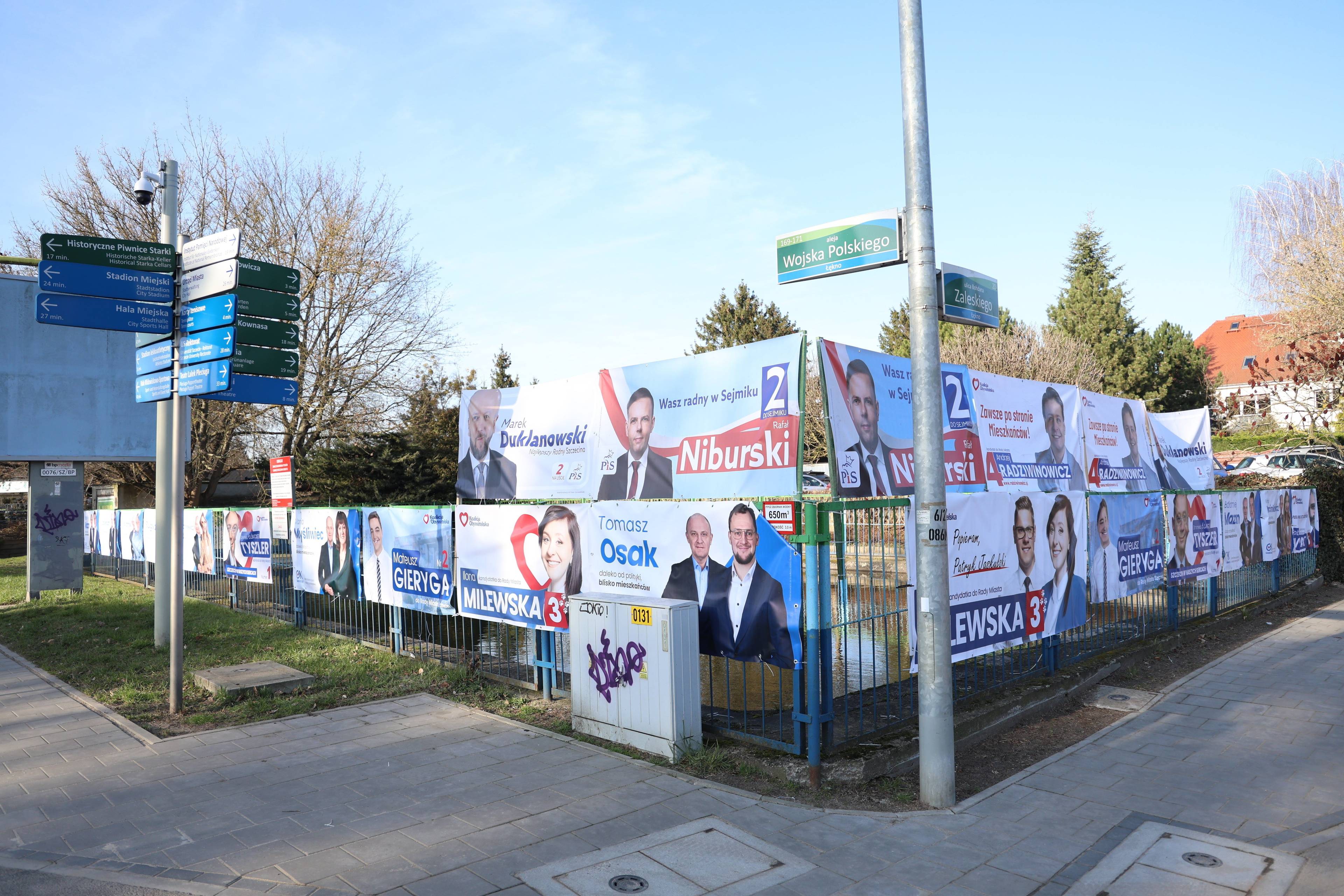 Płot oblepiony plakatami wyborczymi w wyborach samorządowych