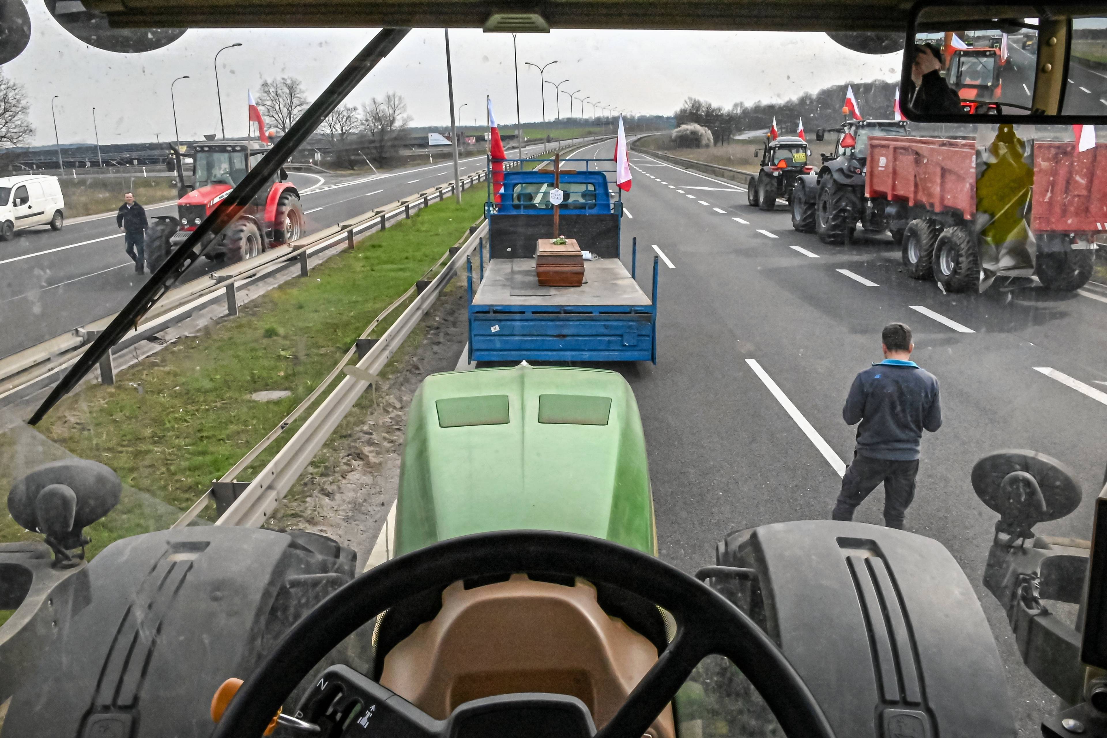 Traktory blokują autostradę