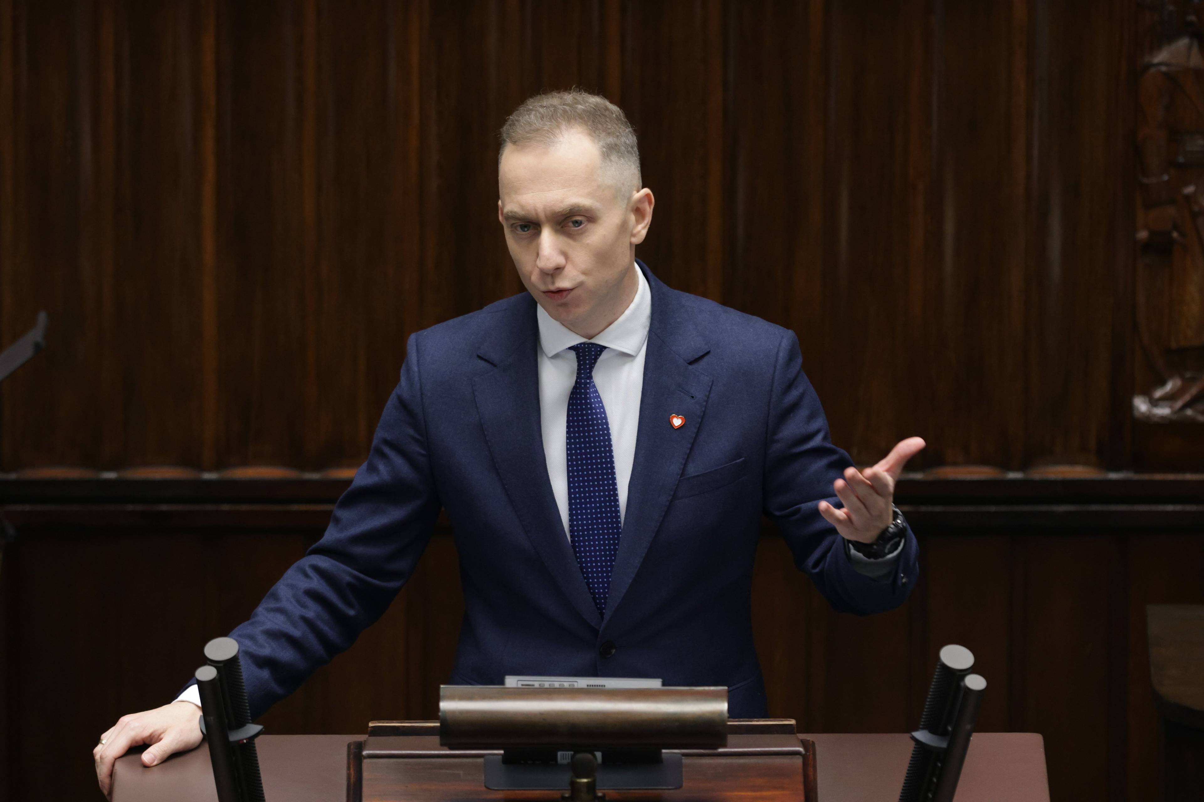 Wiceminister MON Cezary Tomczyk podczas wystąpienia w Sejmie
