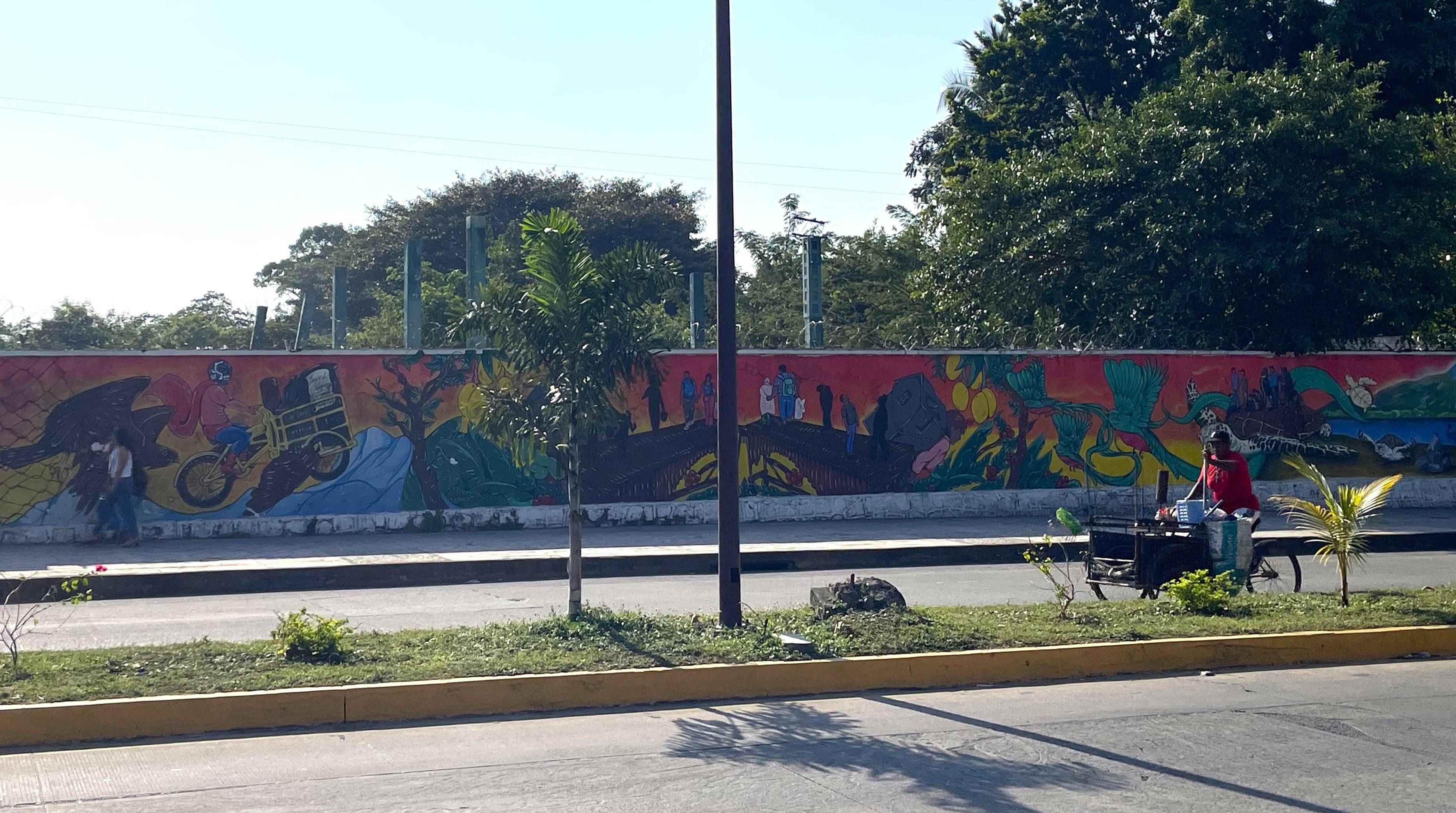 Ulica z kolorowym grafiiti na długim murze