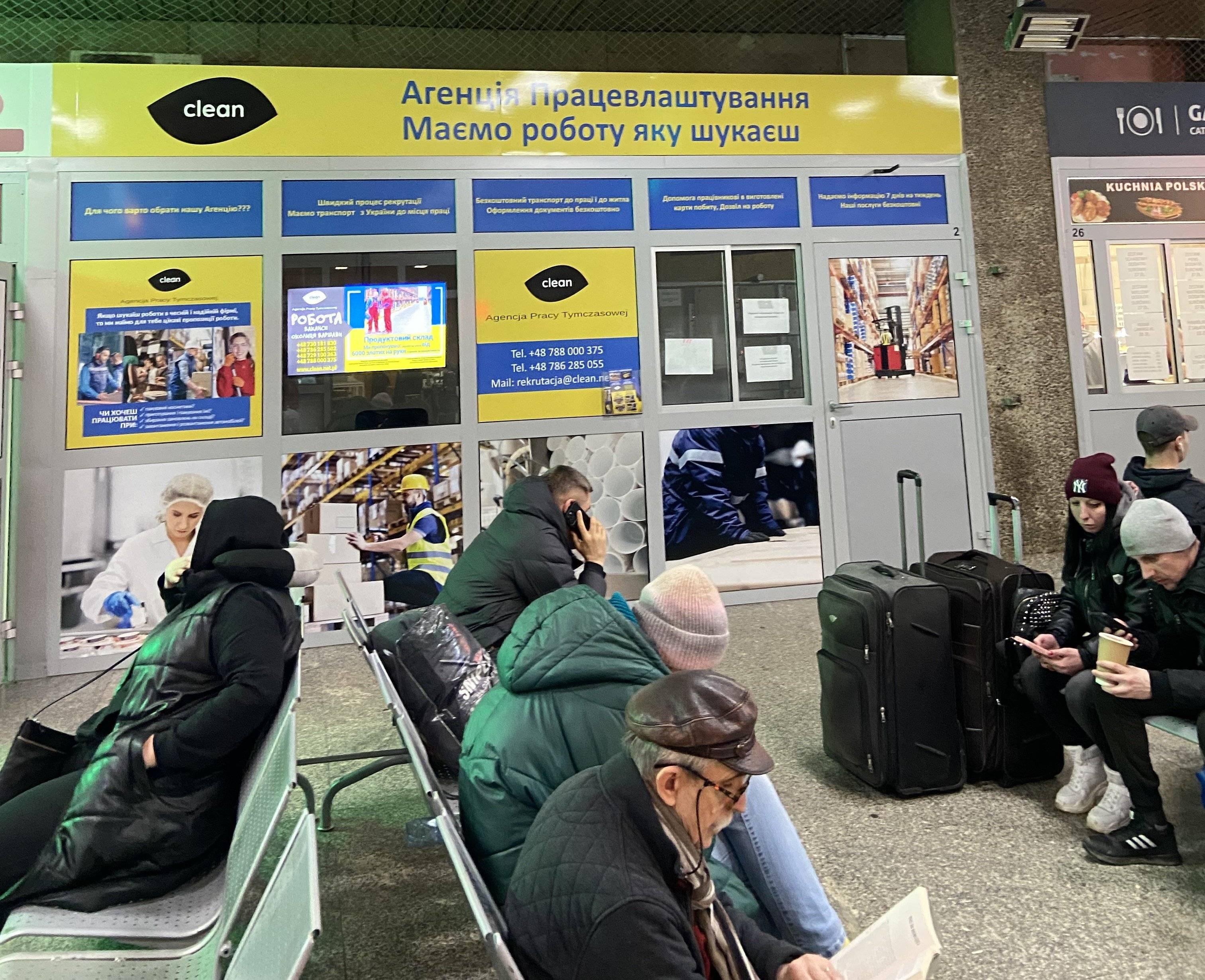 Dworzec autobusowy, ogłoszenia agencji pracy w języku ukraińskim