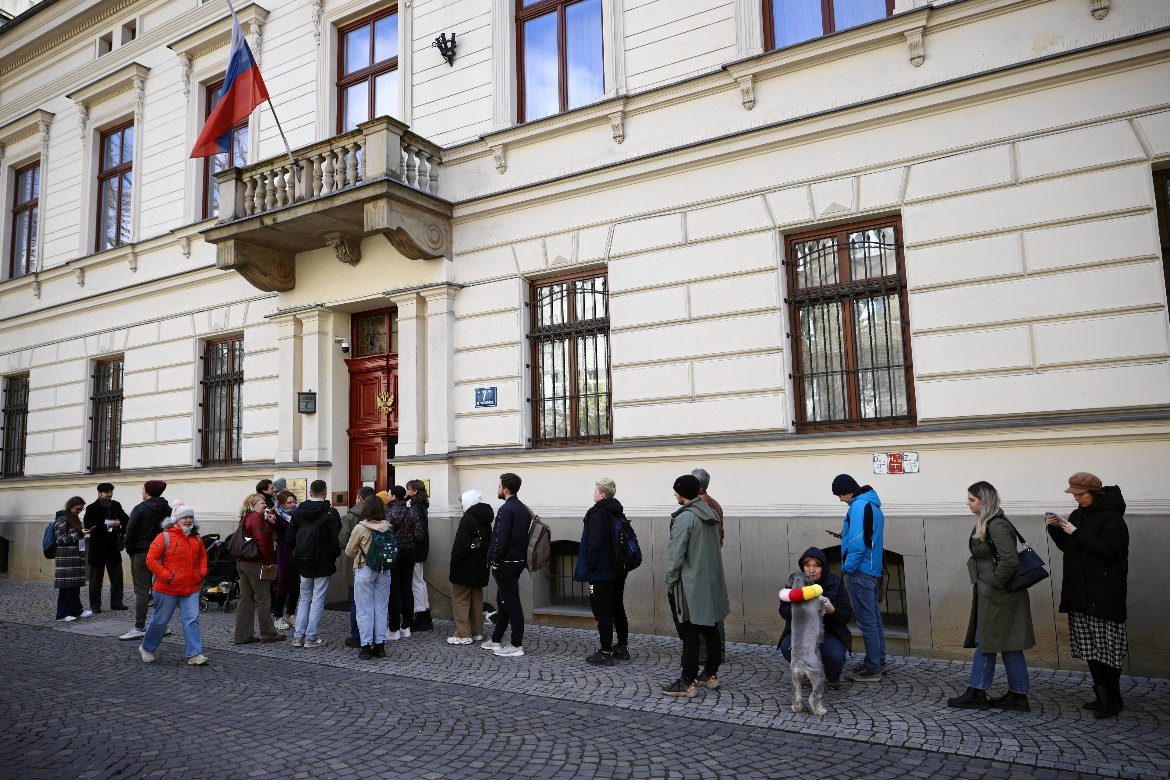 Protest Rosjan podczas wyborów prezydenckich pod konsulatem generalnym Federacji Rosyjskiej w Krakowie