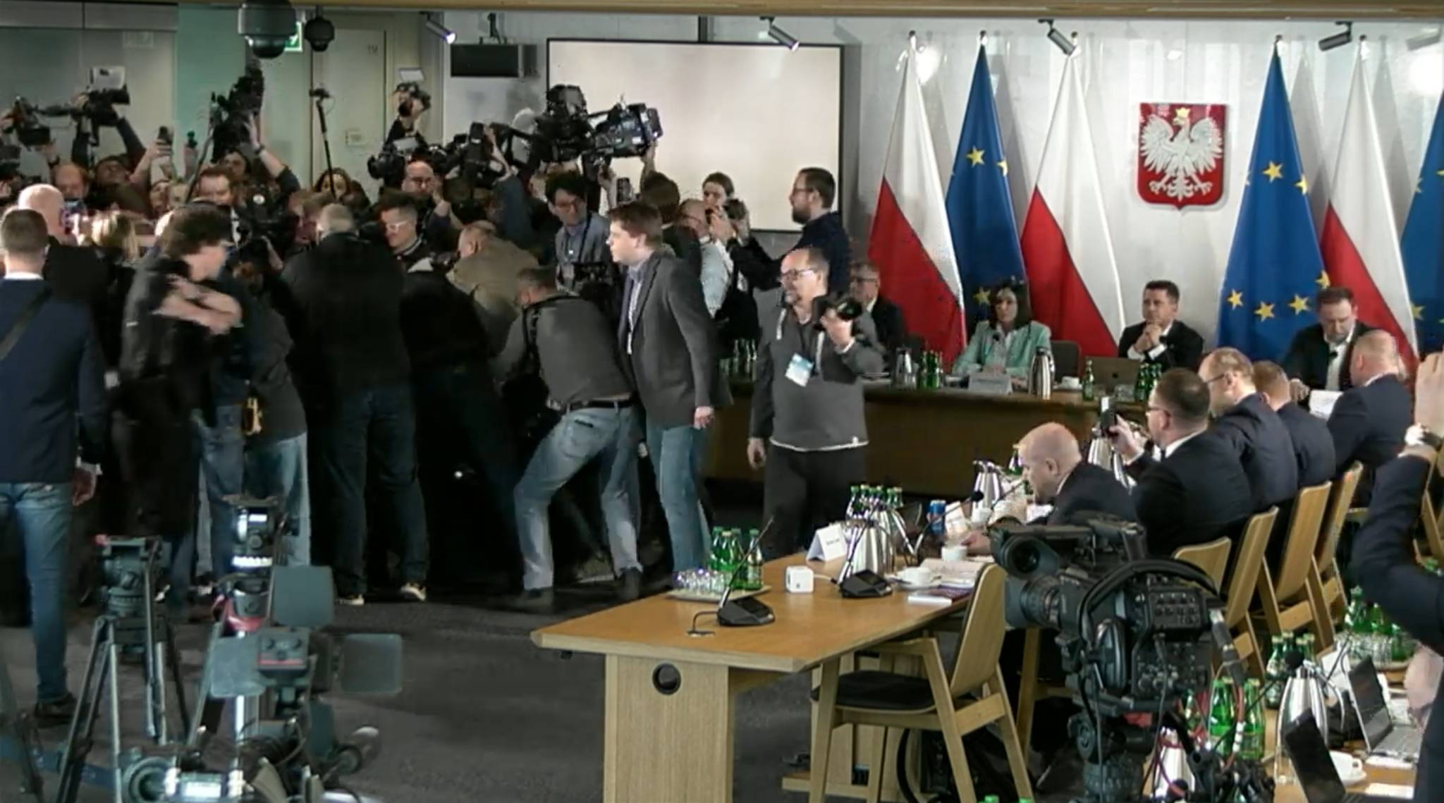 Tlum dziennikarzy otacza niewidocznego Jarosława Kaczyńskieg, przewodnicząca próbuje zacząć obrady