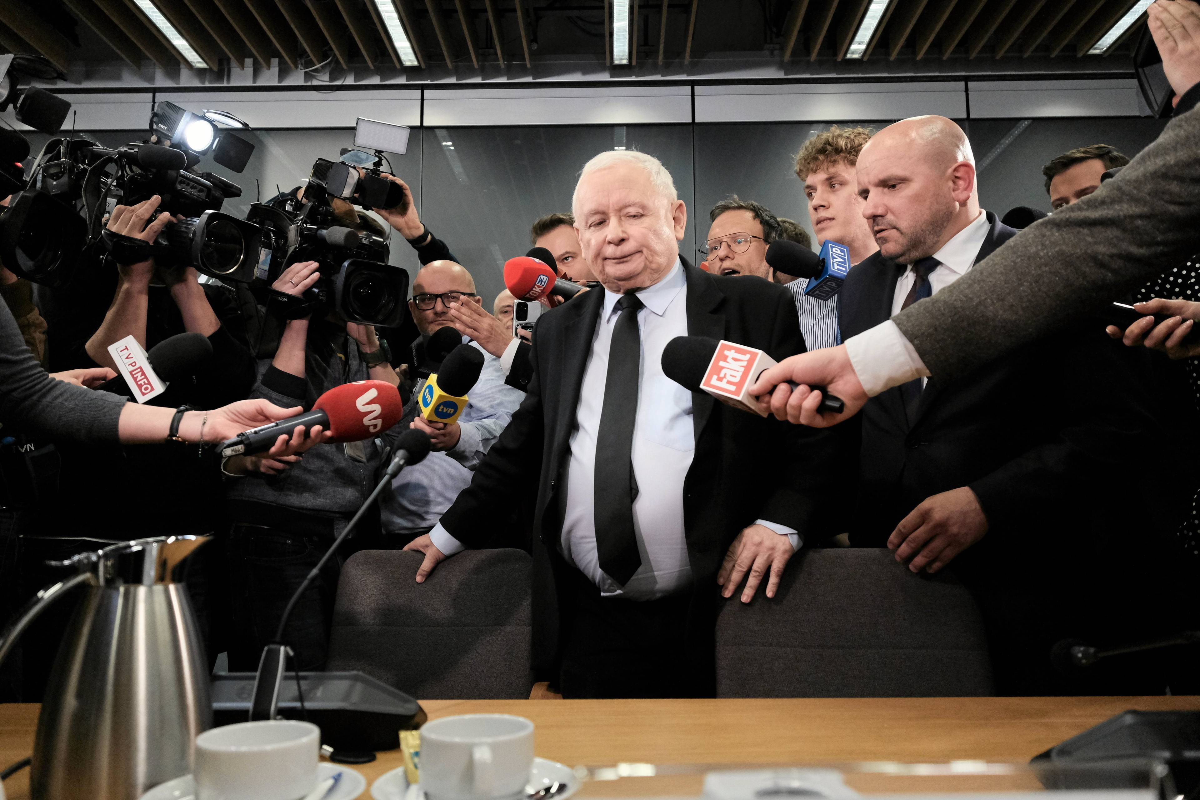 Jarosław Kaczyński otoczony przez dziennikarzy