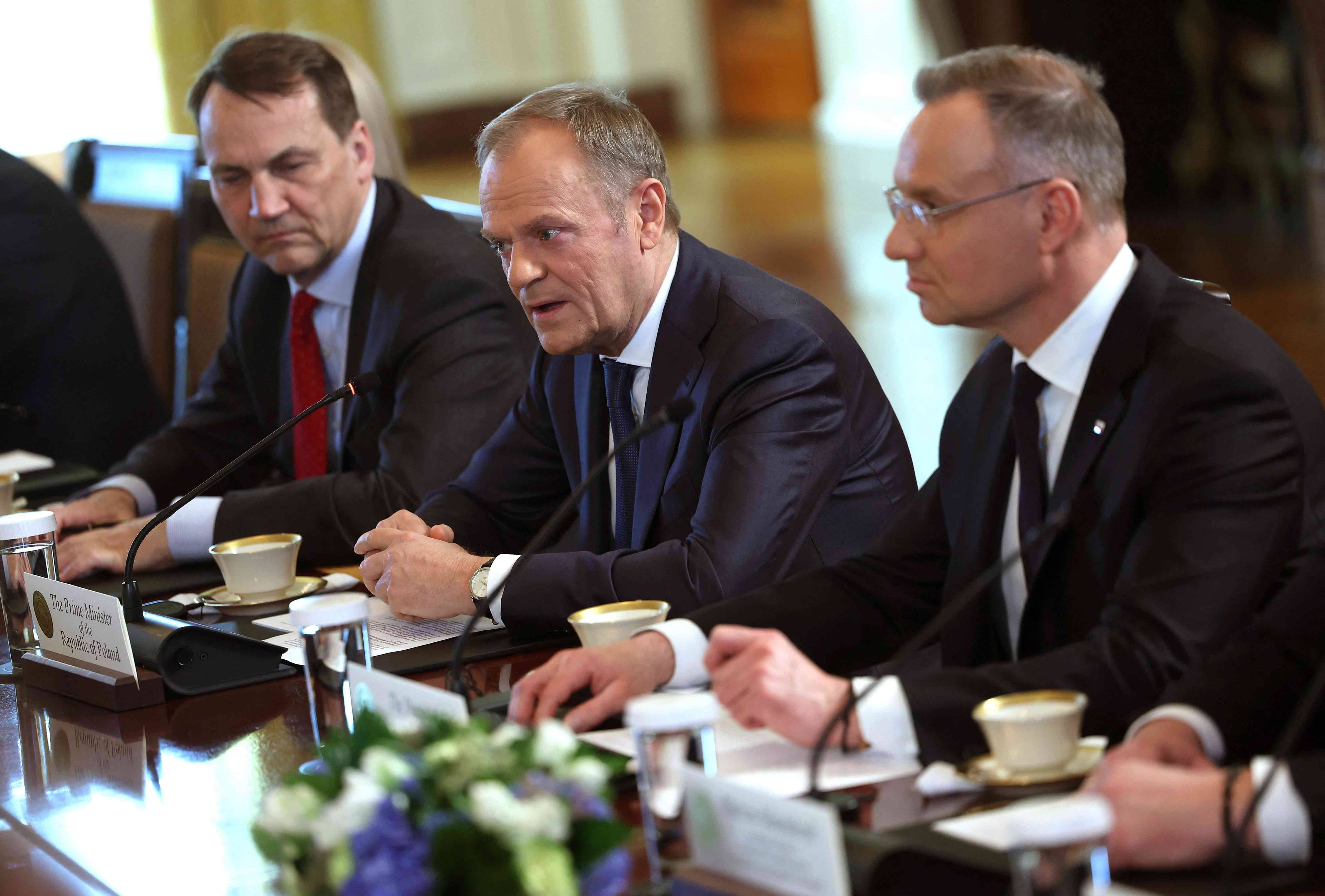 Obok siebie przy stole siedzą Radosław Sikorski, Donald Tusk i Andrzej Duda. Wizyta w USA