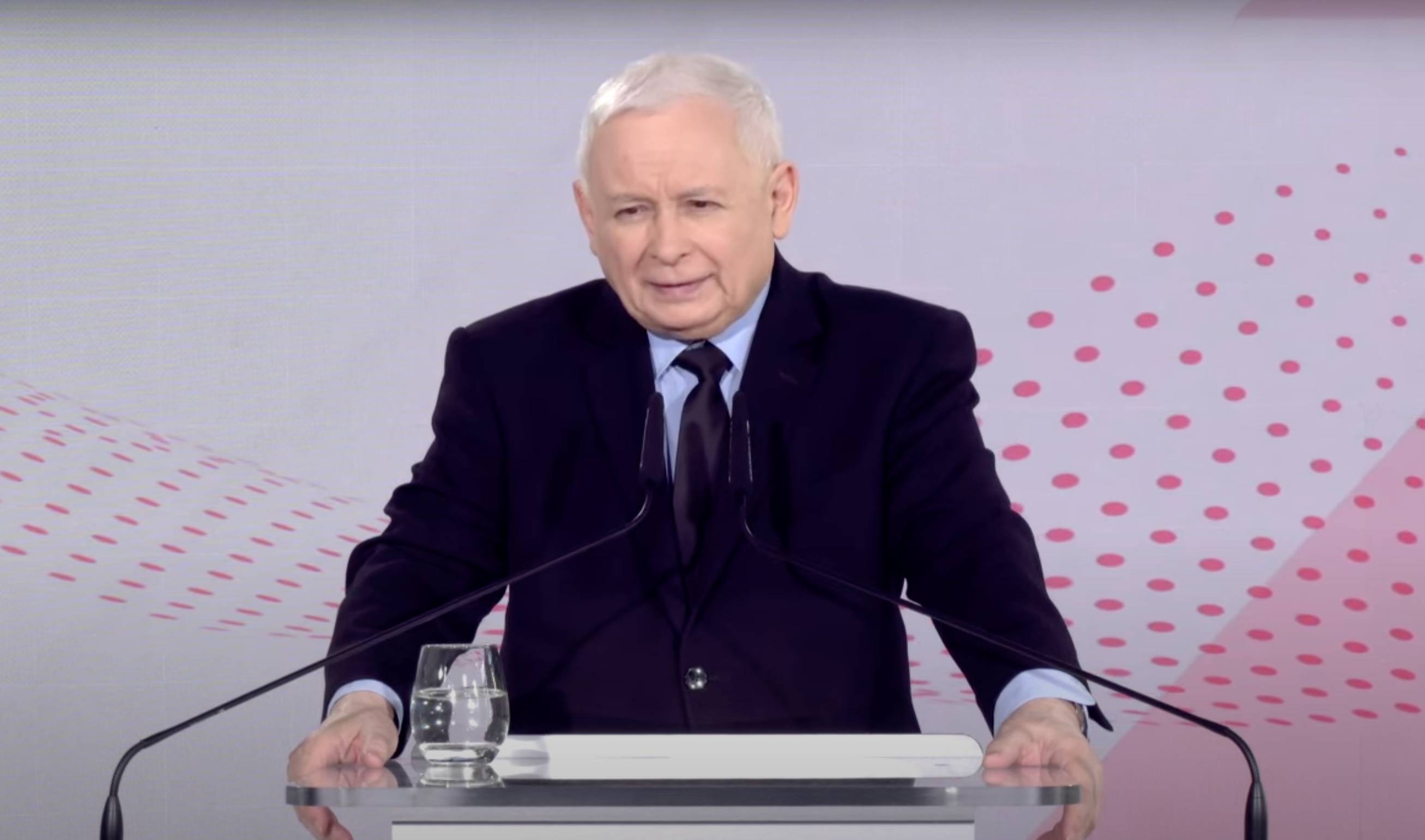 na zdjęciu widać Jarosława Kaczyńskiego podczas konferencji prasowej