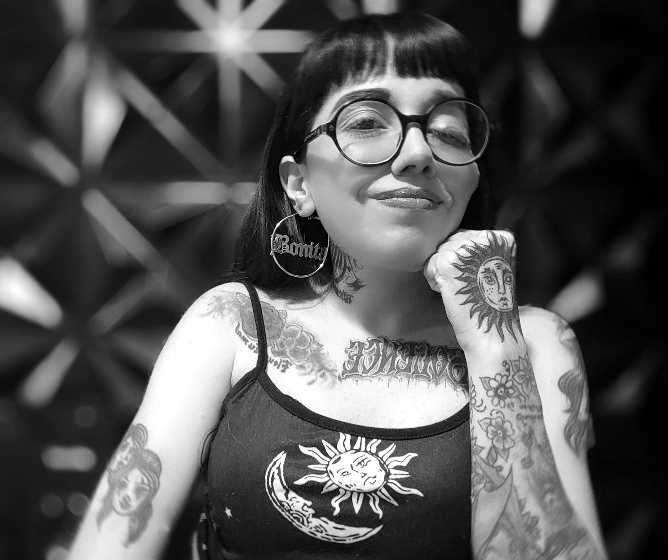 Młoda kobieta w okularach, z tatuażami na rękach. Dahlia de la Cerda „Wściekłe suki”