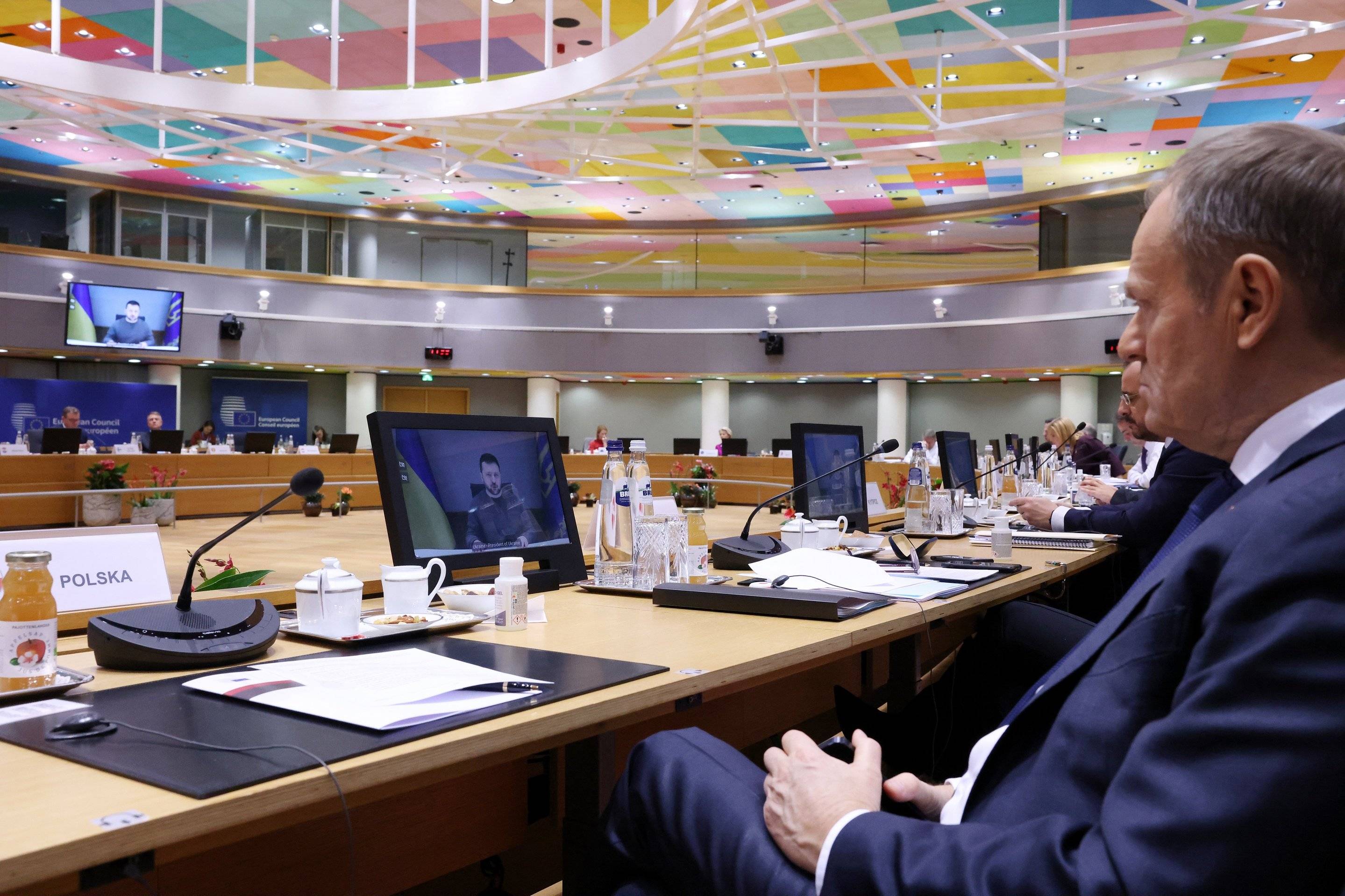 Premier Donald Tusk widziany z profilu słucha wystąpienia prezydenta Ukrainy Wołodymyra Zełenskiego podczas szczytu UE w Brukseli 21 marca 2024