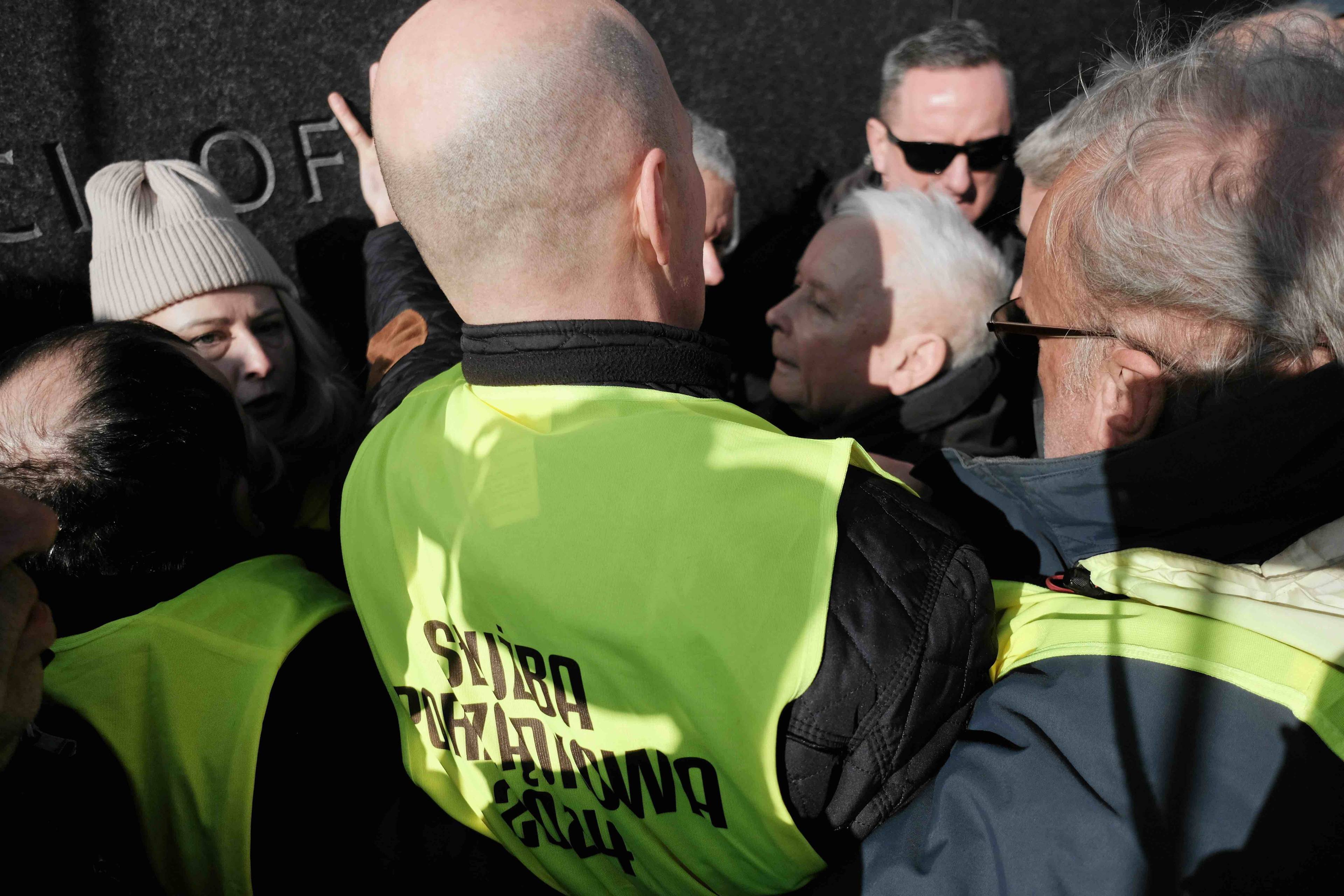 Ochroniarze PiS przepychają się z aktywistami pod pomnikiem ofiar smoleńskich. Pomiędzy nimi Jarosław Kaczyński. Miesięcznica smoleńska