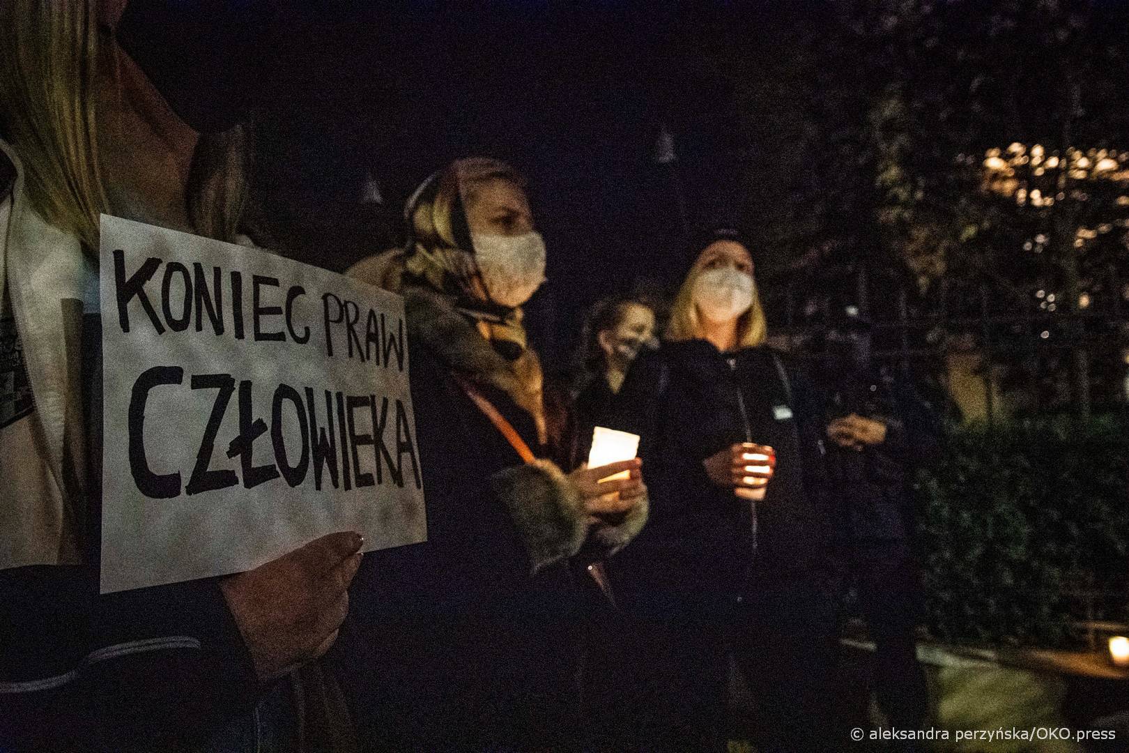 Warszawa, 22.10.2020. Protestujący wyrażali sprzeciw wobec barbarzyńskiego wyroku, który zakazuje aborcji w przypadku nieodwracalnego uszkodzenia lub ciężkiej choroby płodu