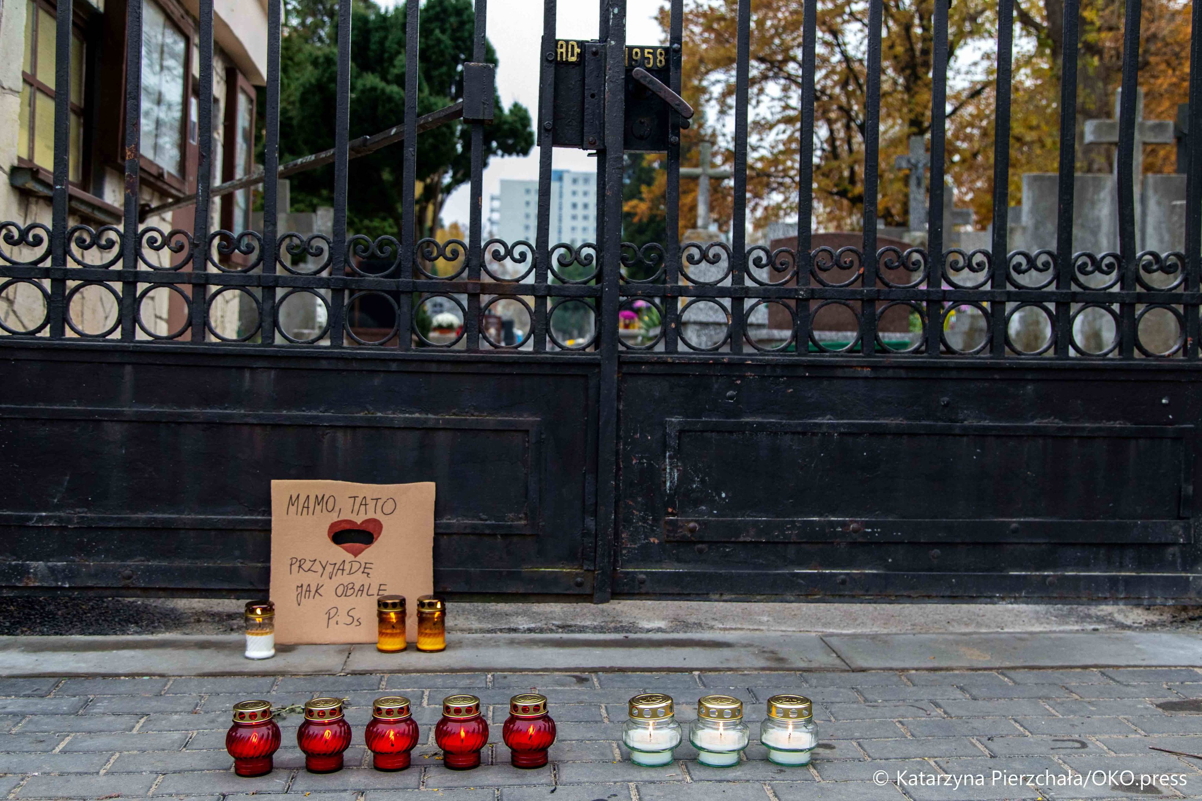 Warszawa, 31.10.2020. W ostatniej chwili rząd podjął decyzję o zamknięciu cmentarzy. Sprzedawcy kwiatów straty liczą w dziesiątkach tysięcy