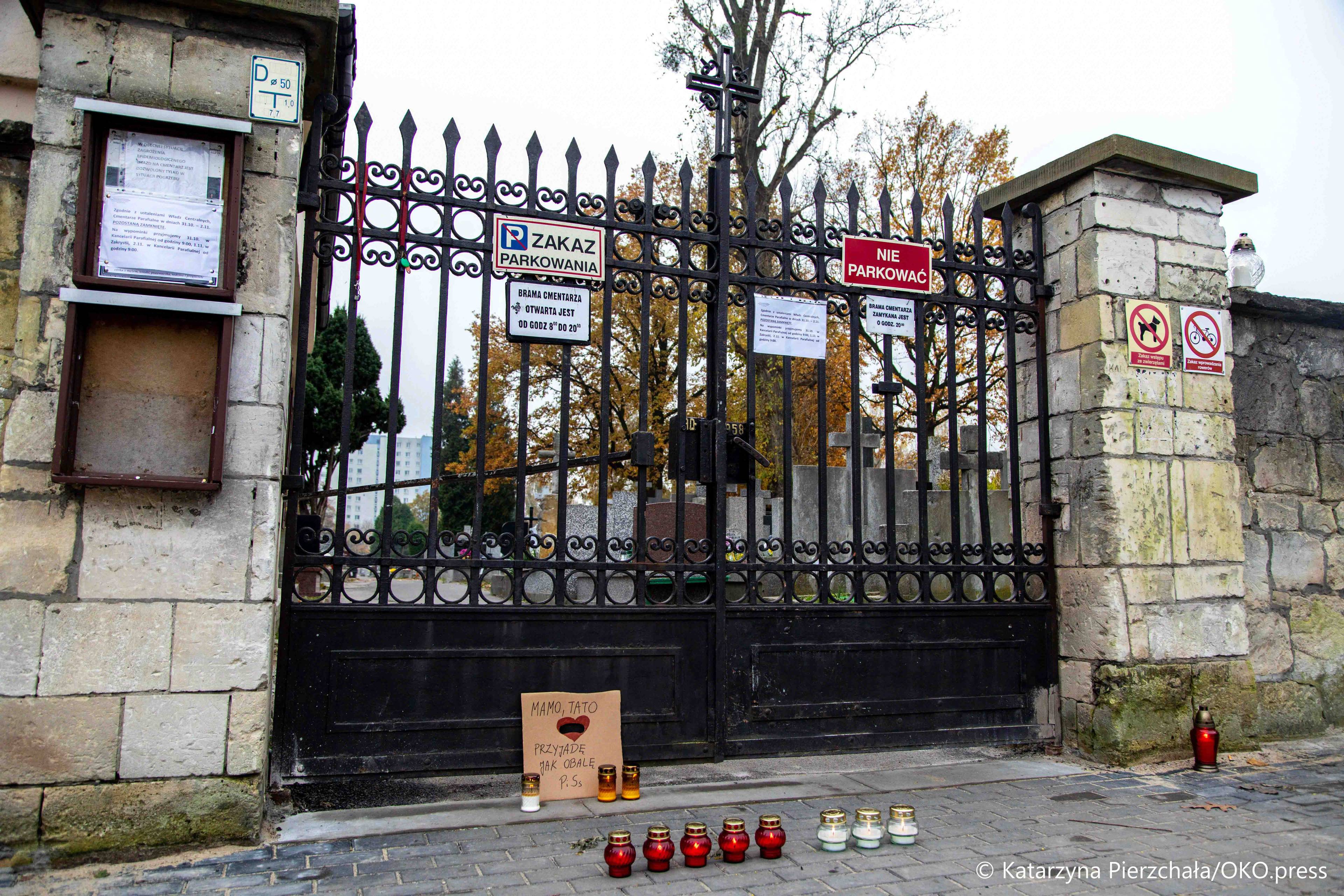 Warszawa, 31.10.2020. W ostatniej chwili rząd podjął decyzję o zamknięciu cmentarzy. Sprzedawcy kwiatów straty liczą w dziesiątkach tysięcy