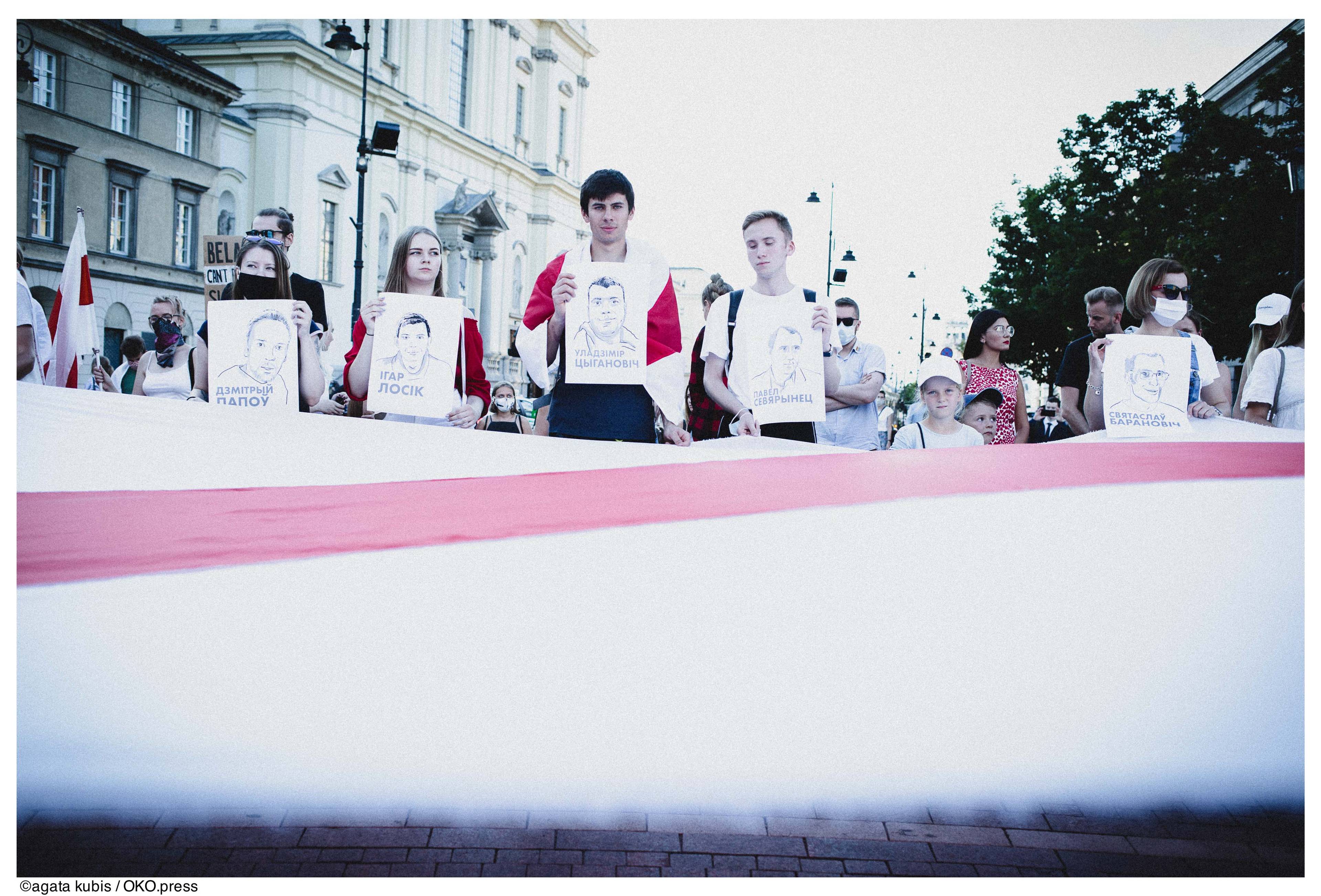 Warszawa, 10.08.2020. Demonstranci wyrazili solidarność z Białorusinkami i Białorusinami, których protesty przeciw sfałszowaniu wyborów są brutalnie tłumione przez OMON