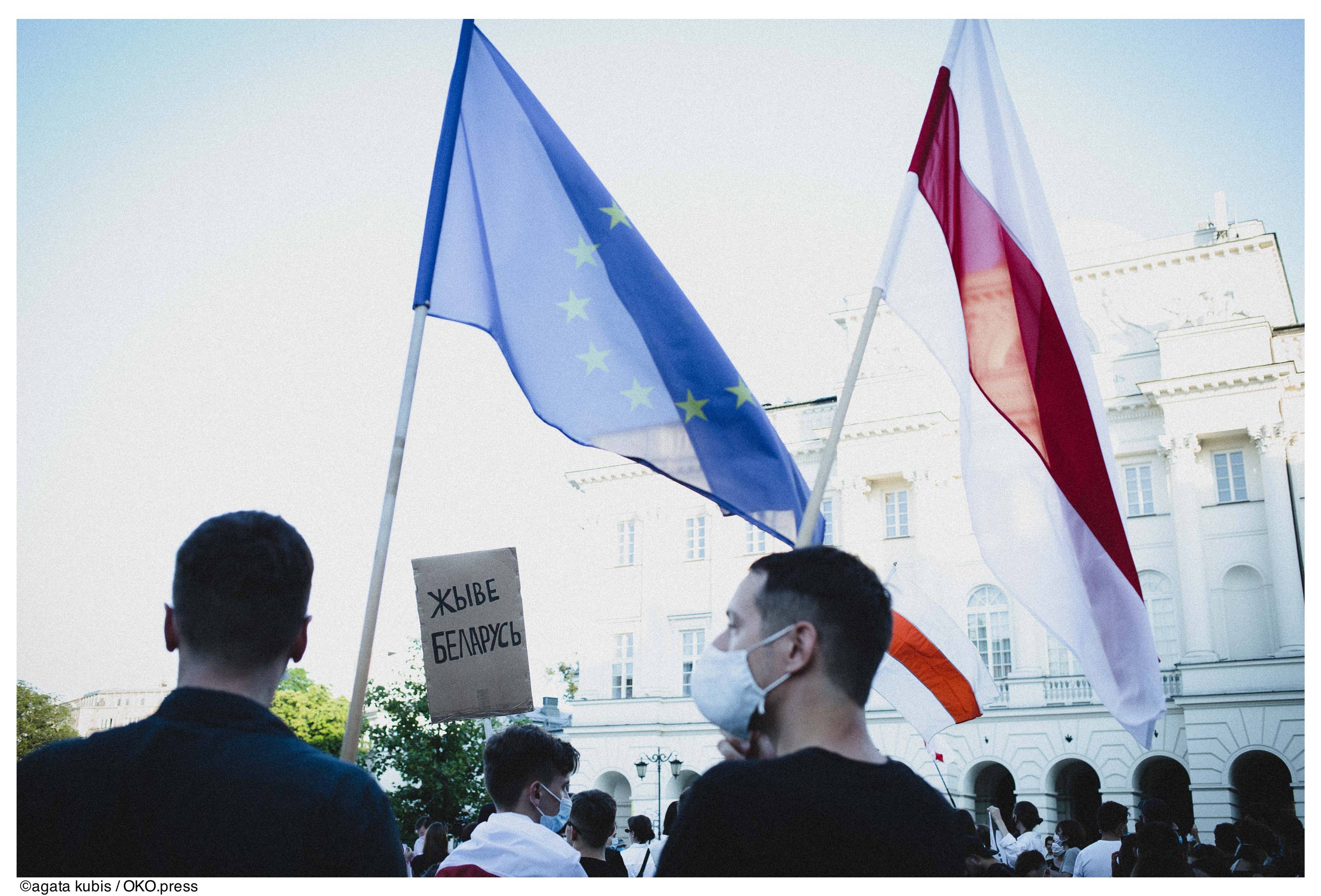 Warszawa, 10.08.2020. Demonstranci wyrazili solidarność z Białorusinkami i Białorusinami, których protesty przeciw sfałszowaniu wyborów są brutalnie tłumione przez OMON