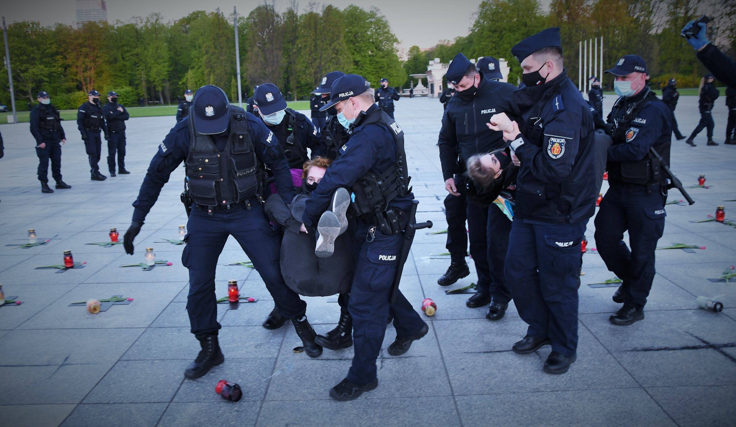 Warszawa, 10.05.2021. Na placu Piłsudskiego namalowano krzyże symbolizujące pamięć ponad 70 tysięcy ofiar epidemii