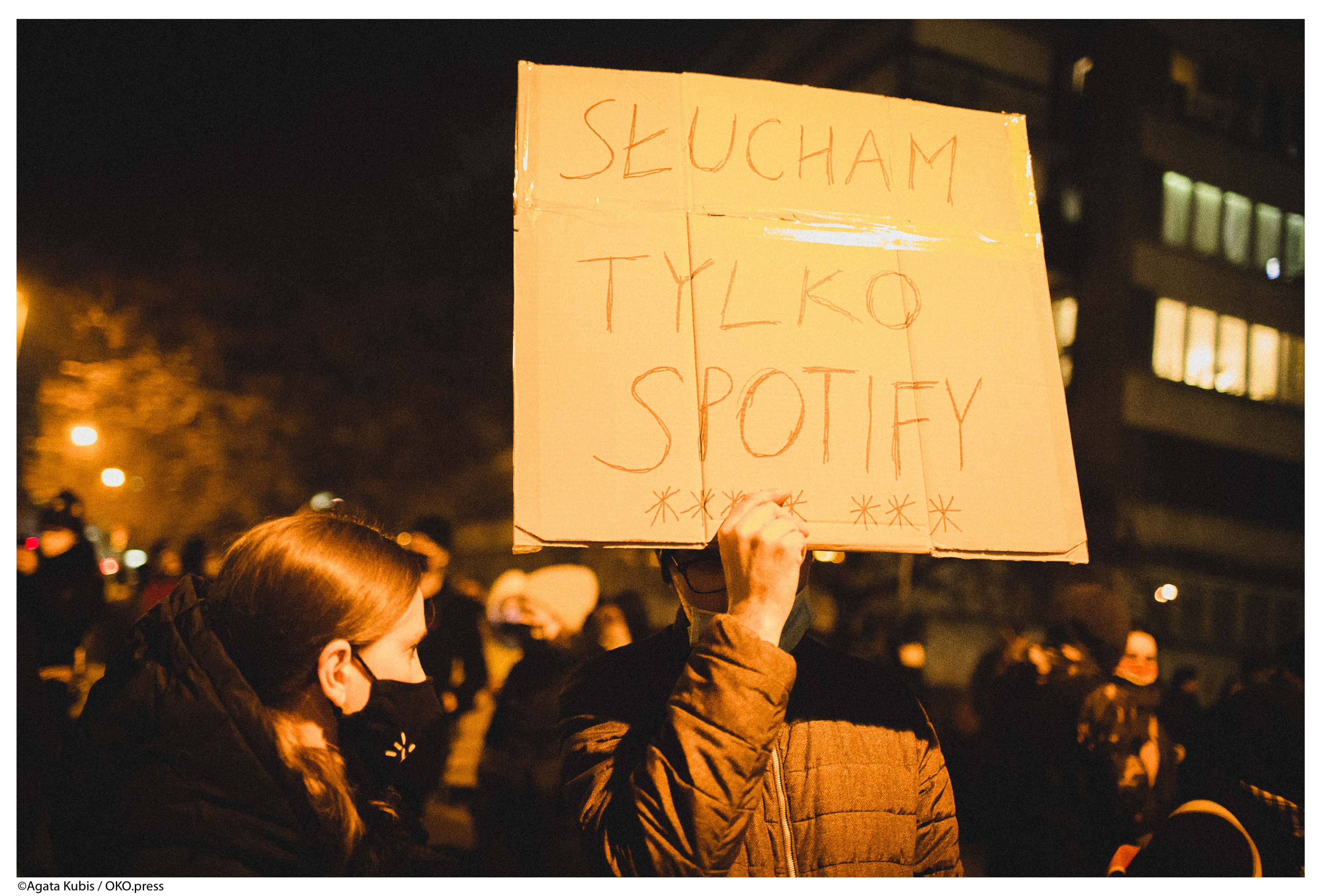 Warszawa, 25.11.2020. Protestujący wyrażali sprzeciw wobec brutalności policjantów, którzy przekroczyli swoje uprawnienia podczas interwencji 18.11