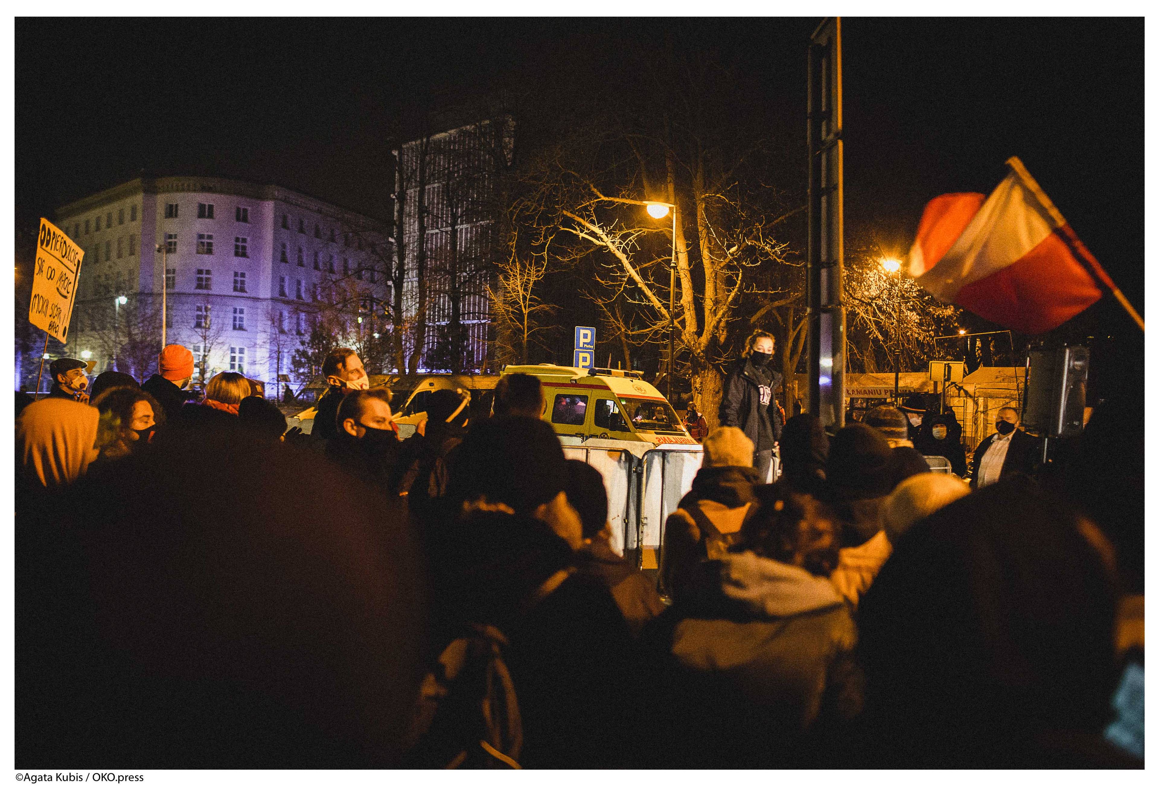 Warszawa, 25.11.2020. Protestujący wyrażali sprzeciw wobec brutalności policjantów, którzy przekroczyli swoje uprawnienia podczas interwencji 18.11