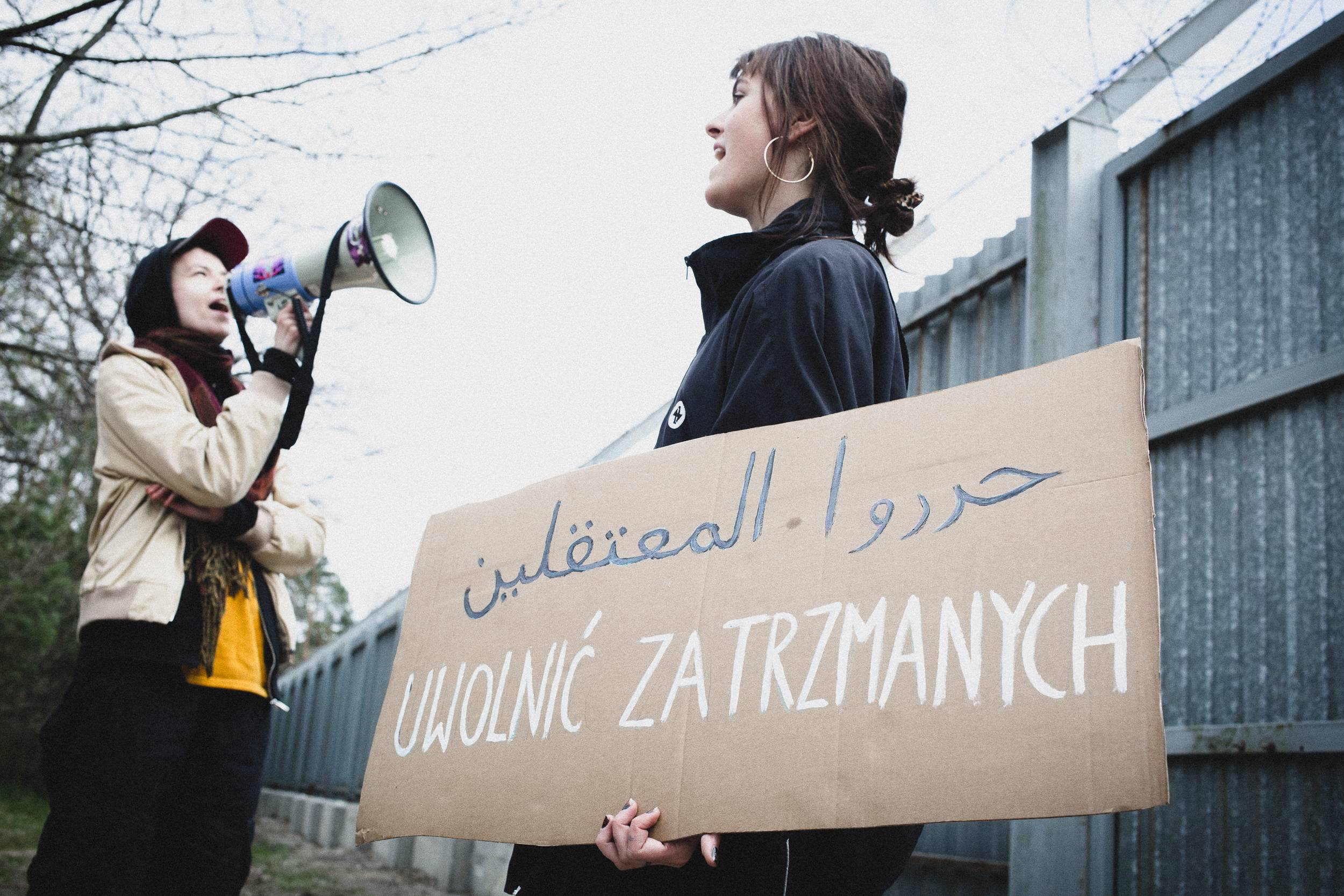 Protest solidarnościowy ze strajkującymi uchodźcami w ośrodku w Lesznowoli