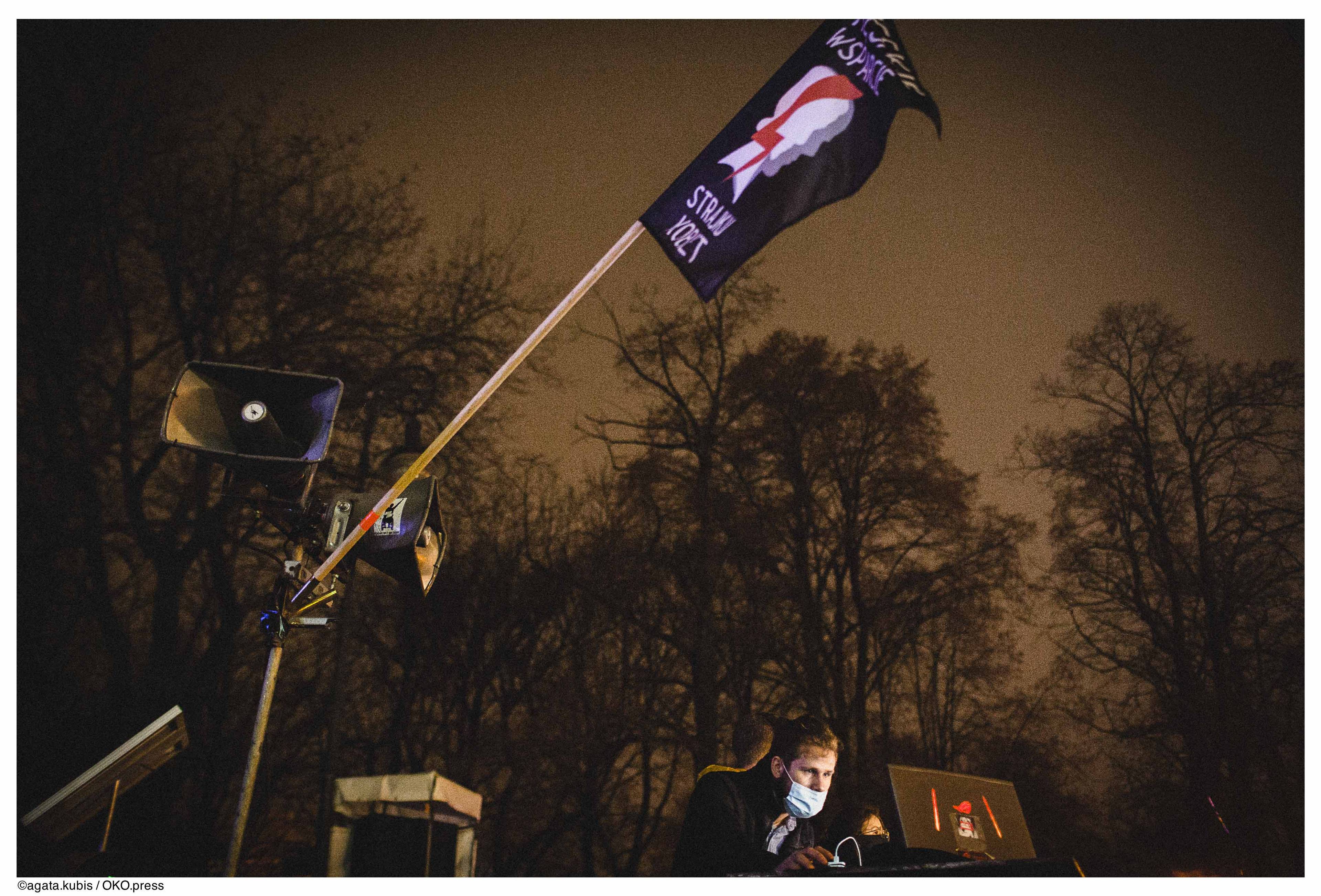 Warszawa, 14.11.2020. Uczestnicy protestu tańczyli pod Sejmem, aby bronić praw kobiet i sprzeciwić się propozycji Kai Godek - zakazaniu parad równości