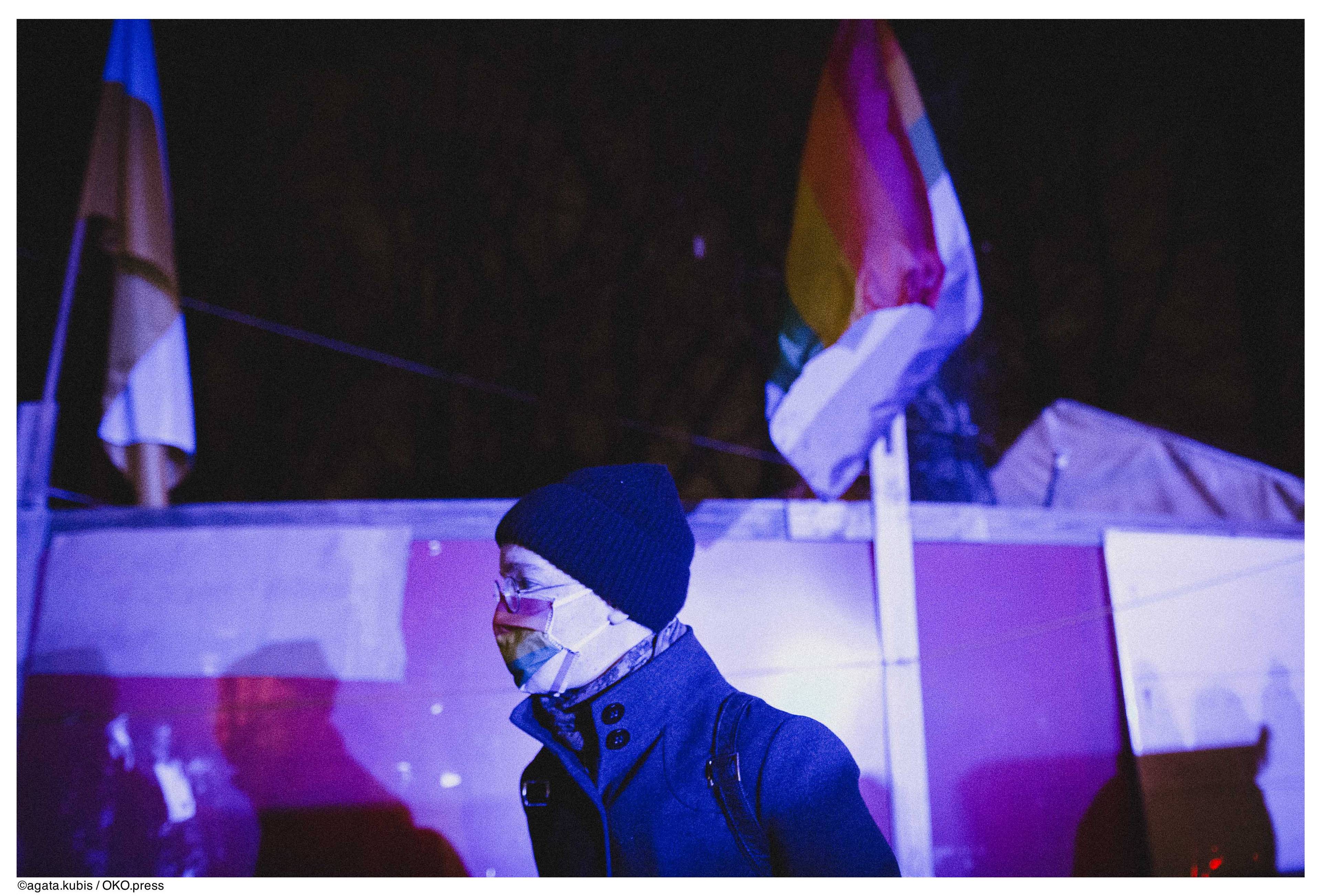 Warszawa, 14.11.2020. Uczestnicy protestu tańczyli pod Sejmem, aby bronić praw kobiet i sprzeciwić się propozycji Kai Godek - zakazaniu parad równości