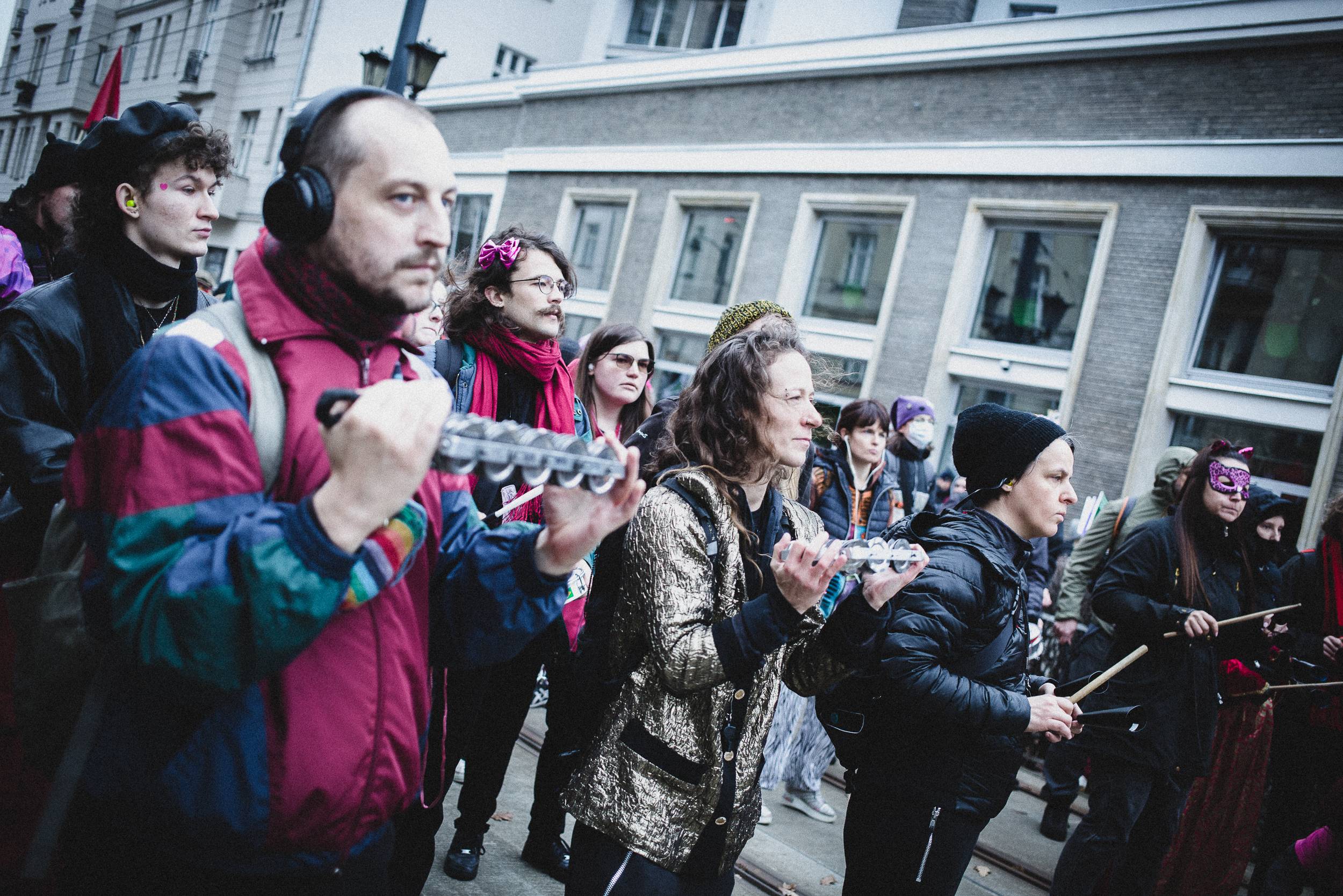 Ulicami Warszawy przechodzi antyfaszystowski marsz „Za wolność naszą i waszą”