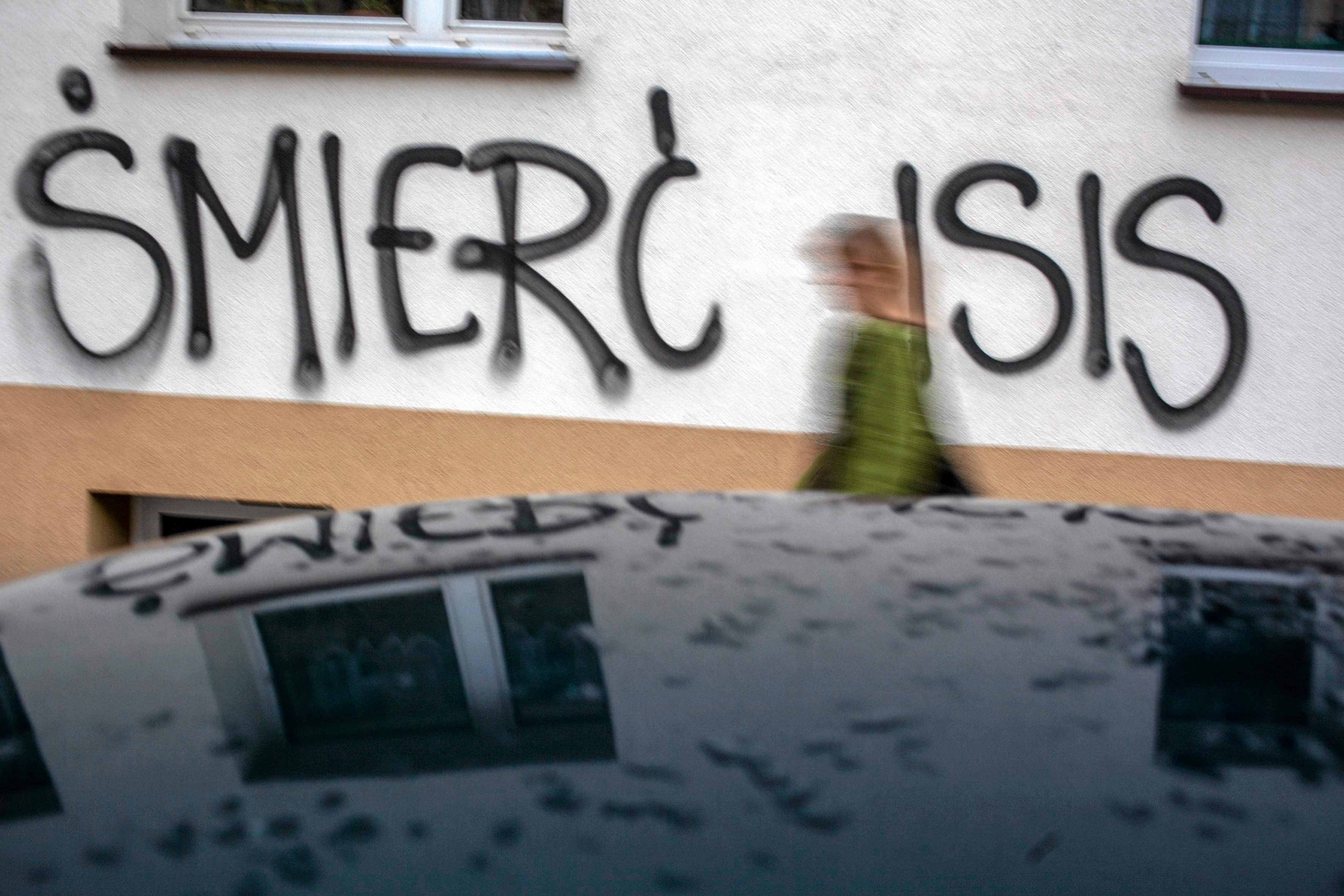 22.11.2015 Krakow . ul. Lea . Napisy na murze kamienicy " Smierc ISIS "  . 
Fot. Jakub Ociepa / Agencja Gazeta
