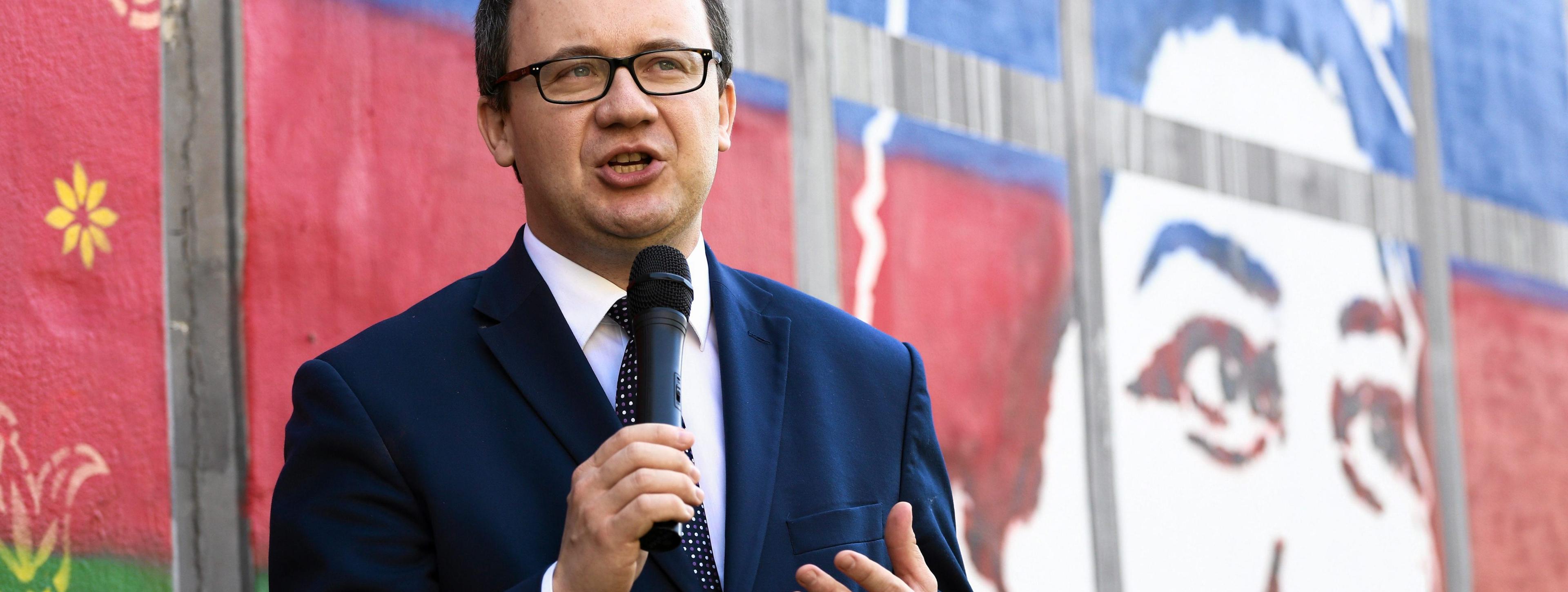 24.05.2016 Warszawa , aleja Prymasa Tysiaclecia . Rzecznik Praw Obywatelski Adam Bodnar podczas odsloniecia muralu poswieconego 40 urodzinom azerskiej dziennikarce Khadiji Isamayilowej .
Fot. Adam Stepien / Agencja Gazeta