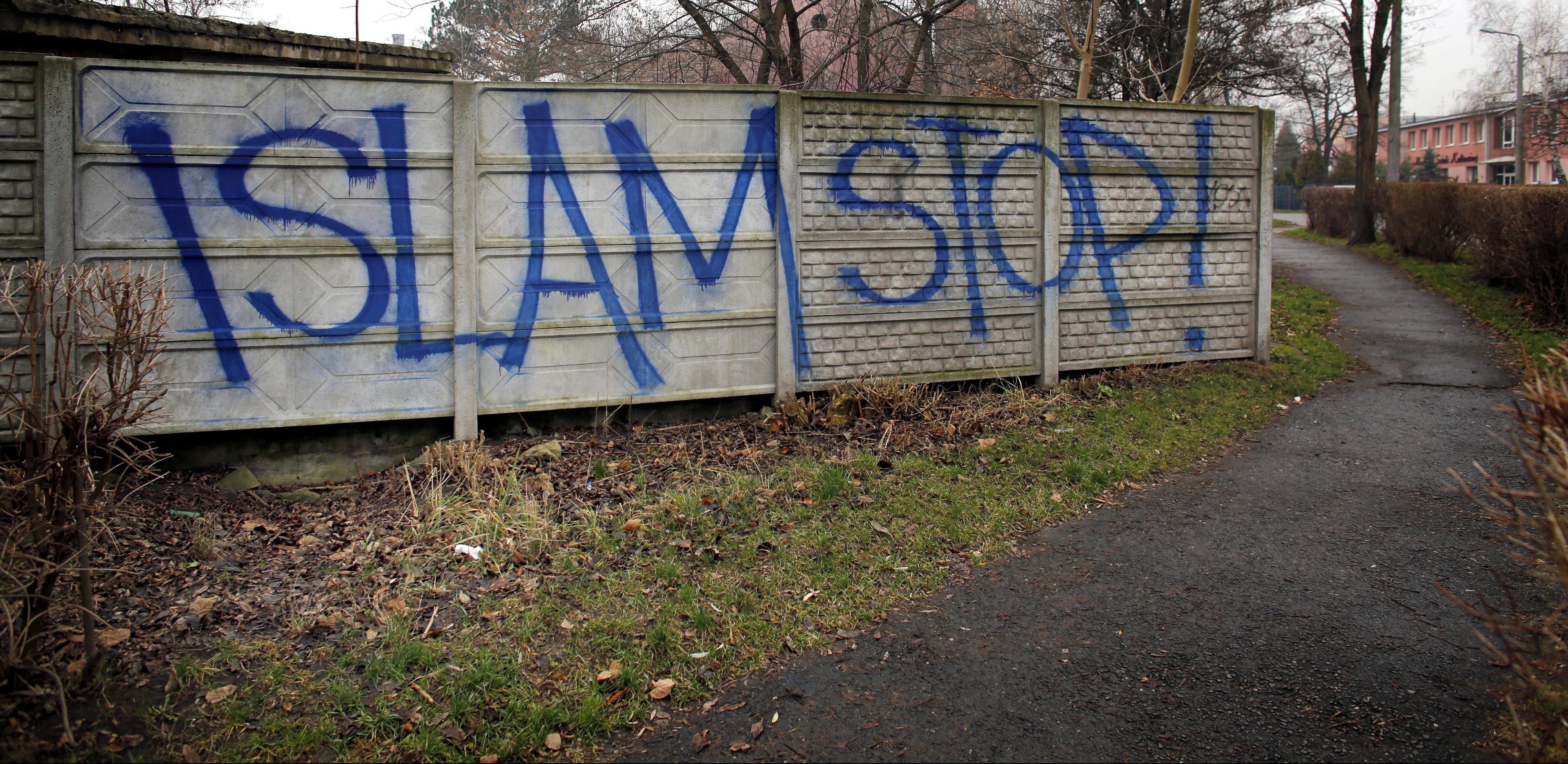 08.12.2015 Czeladz . Maziaj na plocie - " Islam Stop ".
Fot . Dawid Chalimoniuk  / Agencja Gazeta




 *** Local Caption ***