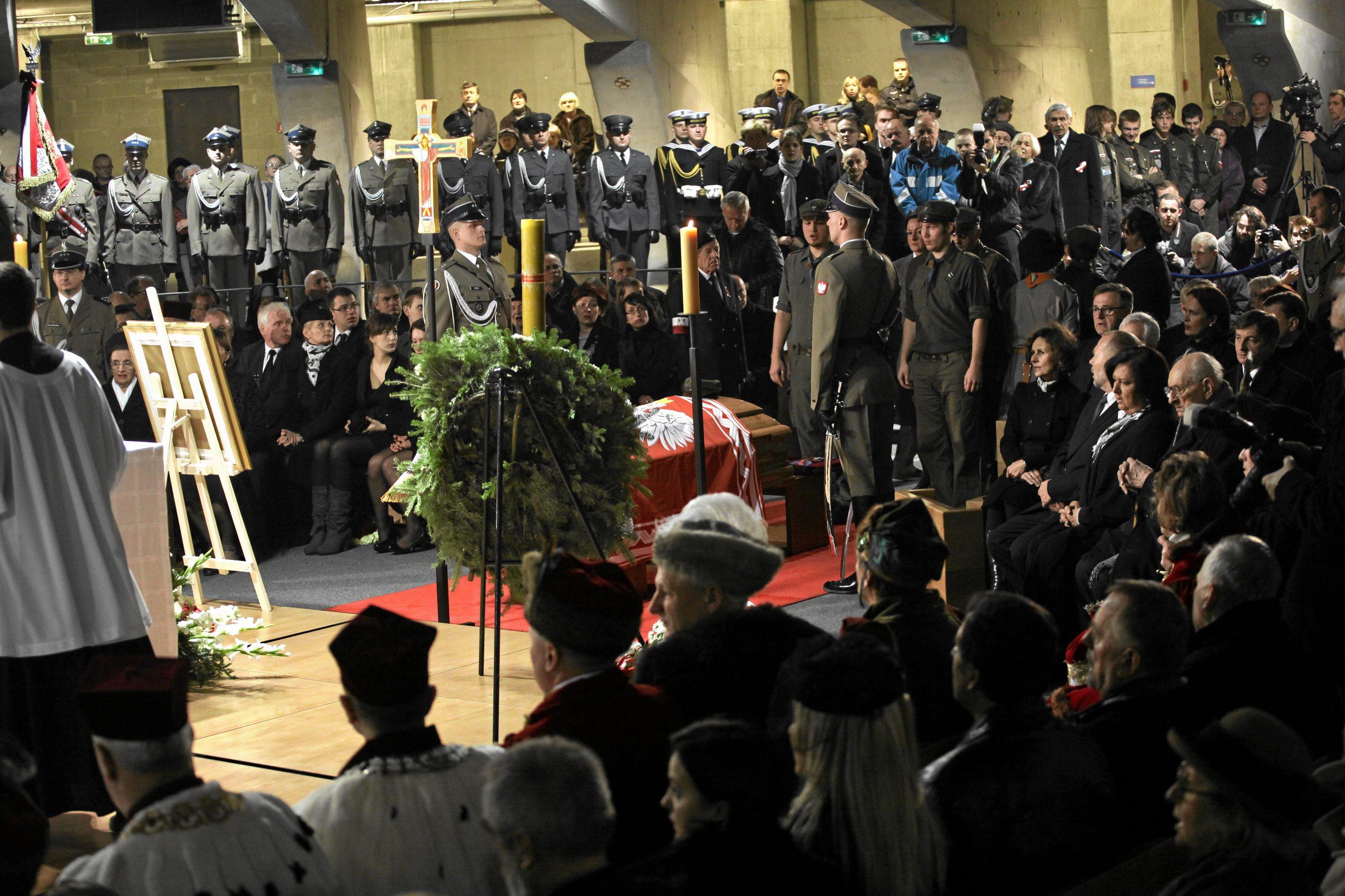 03.11.2012 WARSZAWA . SWIATYNIA OPATRZNOSCI BOZEJ . POWTORNY POGRZEB OSTATNIEGO PREZYDENTA RP NA UCHODZSTWIE RYSZARDA KACZOROWSKIEGO .  
FOT . AGATA GRZYBOWSKA / AGENCJA GAZETA