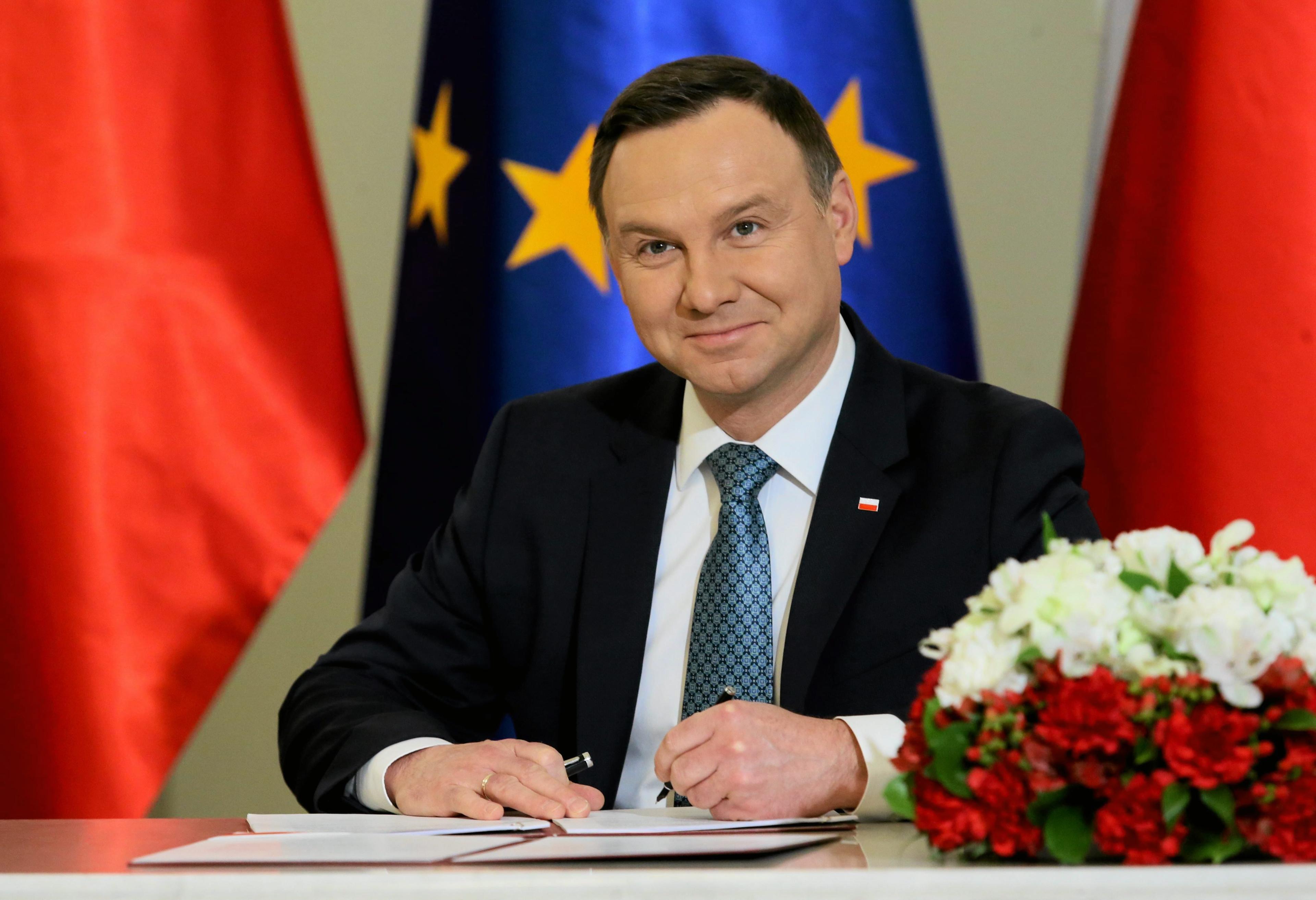 Andrzej Duda podpisuje ustawę
