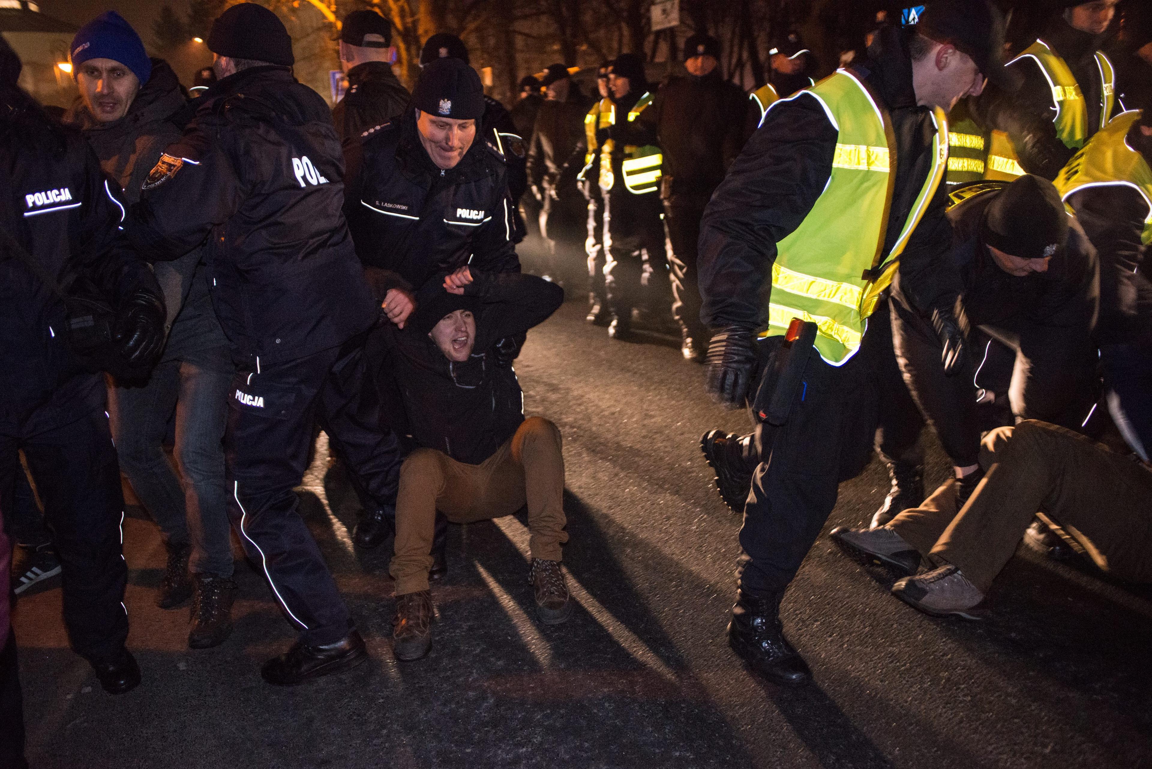 16-17.12.2016 Warszawa , Sejm RP . Protestujacy probuja zablokowac wyjezdzajacych z Sejmu Kaczynskiego i Szydlo , policja interweniuje ( protesty w zwiazku z awantura w Sejmie - Marszalek Kuchcinski wykluczyl jednego z poslow z obrad za katrke " Wolne Media ", poslowie opozycj zablokowali mownice , PiS przeniosl obrady do sali kolumnowej i uchwalil budzet ( w tle - PiS zamierza wyrzucic dziennikarzy obslugujacych Sejm poza parlament ). 
Fot. Maciej Jazwiecki / Agencja Gazeta
