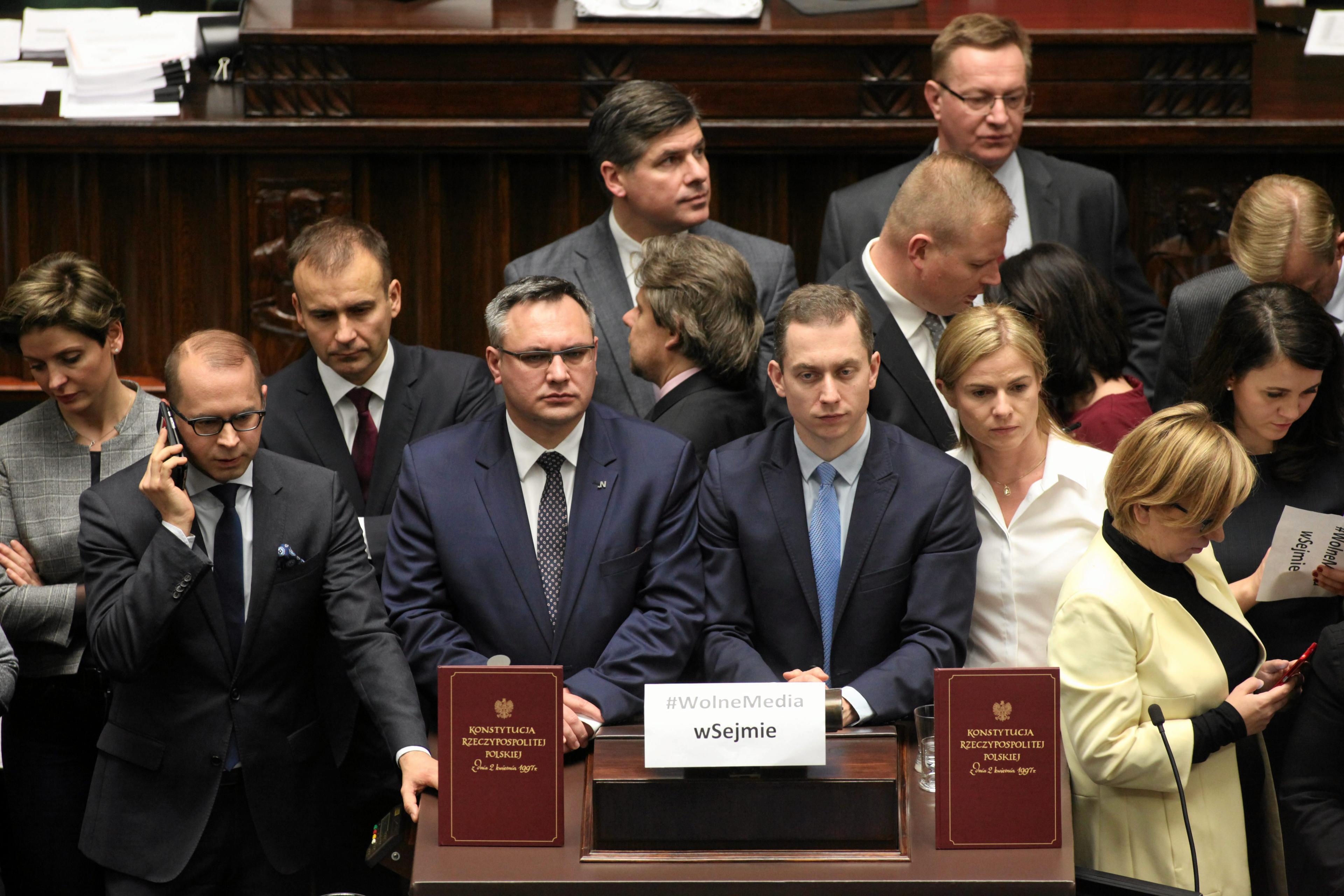 16.12.2016 Warszawa , Sejm , prezes PiS Jaroslaw Kaczynski podczas protestu poslow opozycji , ktorzy przylaczyli sie do protestu dziennikarzy blokujac sejmowa mownice .
Fot . Slawomir Kaminski / Agencja Gazeta
