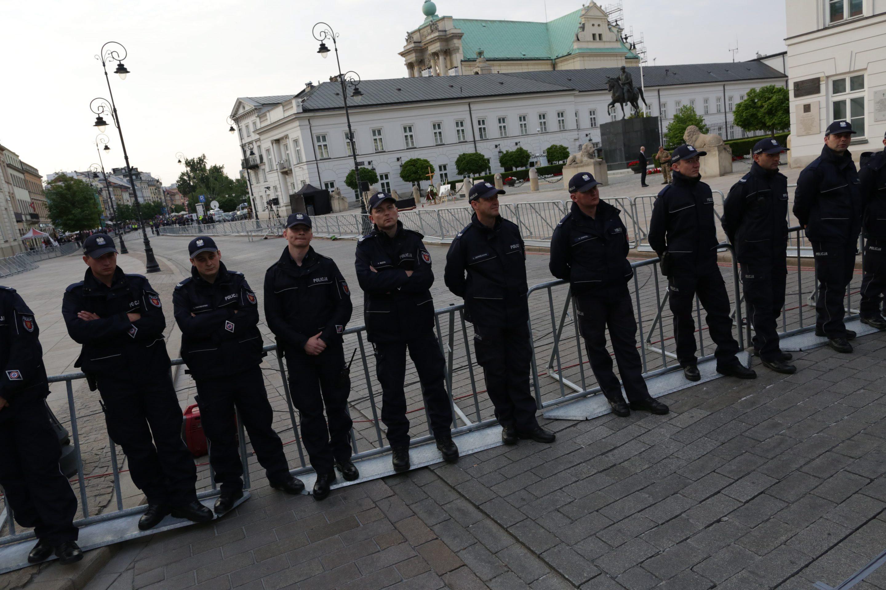 10.06.2017 Warszawa , Krakowskie Przedmiescie . Teren przed Palacem Prezydenckim ogrodzony barierkami i pilnowany przez policje podczas obchodow 86. miesiecznicy smolenskiej .
Fot. Agata Grzybowska / Agencja Gazeta