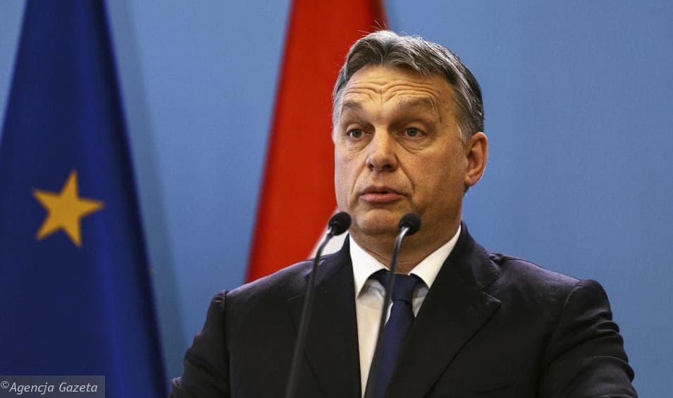 Zdziwiony Viktor Orban na tle flagi UE