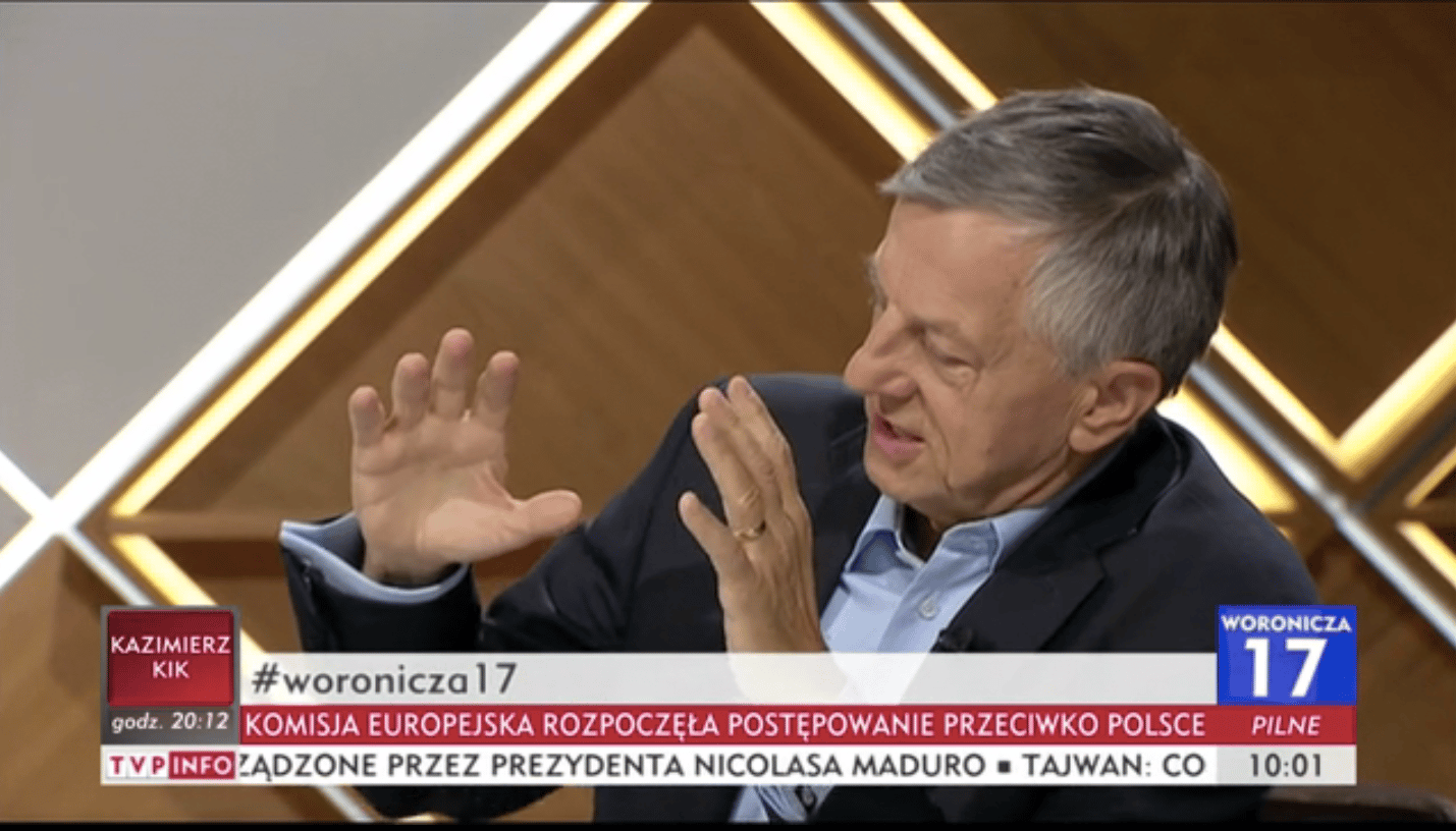 Andrzej Zybertowicz gestykuluje w studiu telewizyjnym