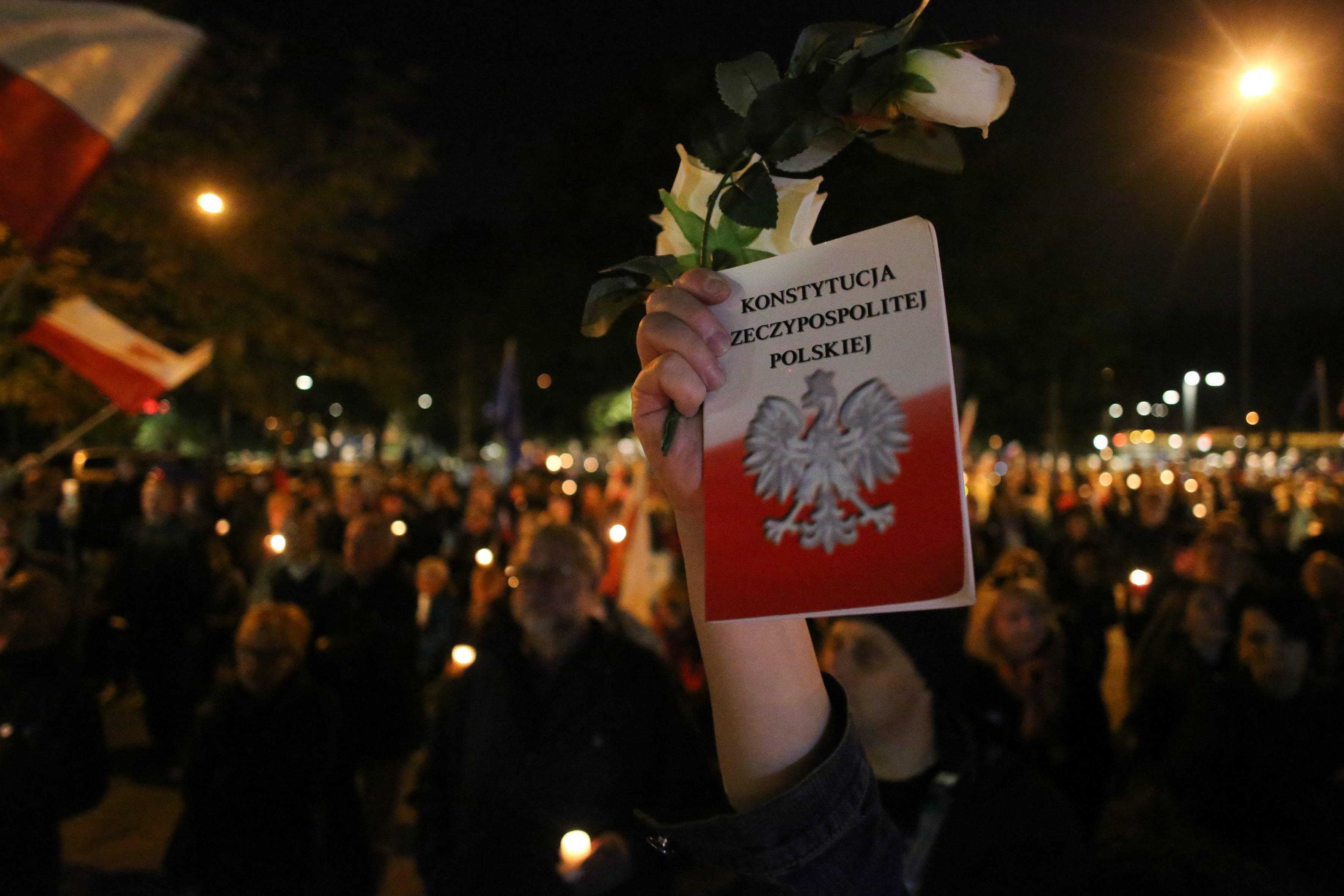 01.10.2017 Krakow . Protest w obronie sadow " Suweren mowi nie ! " pod Sadem Okregowym . Fot. Jakub Porzycki / Agencja Gazeta