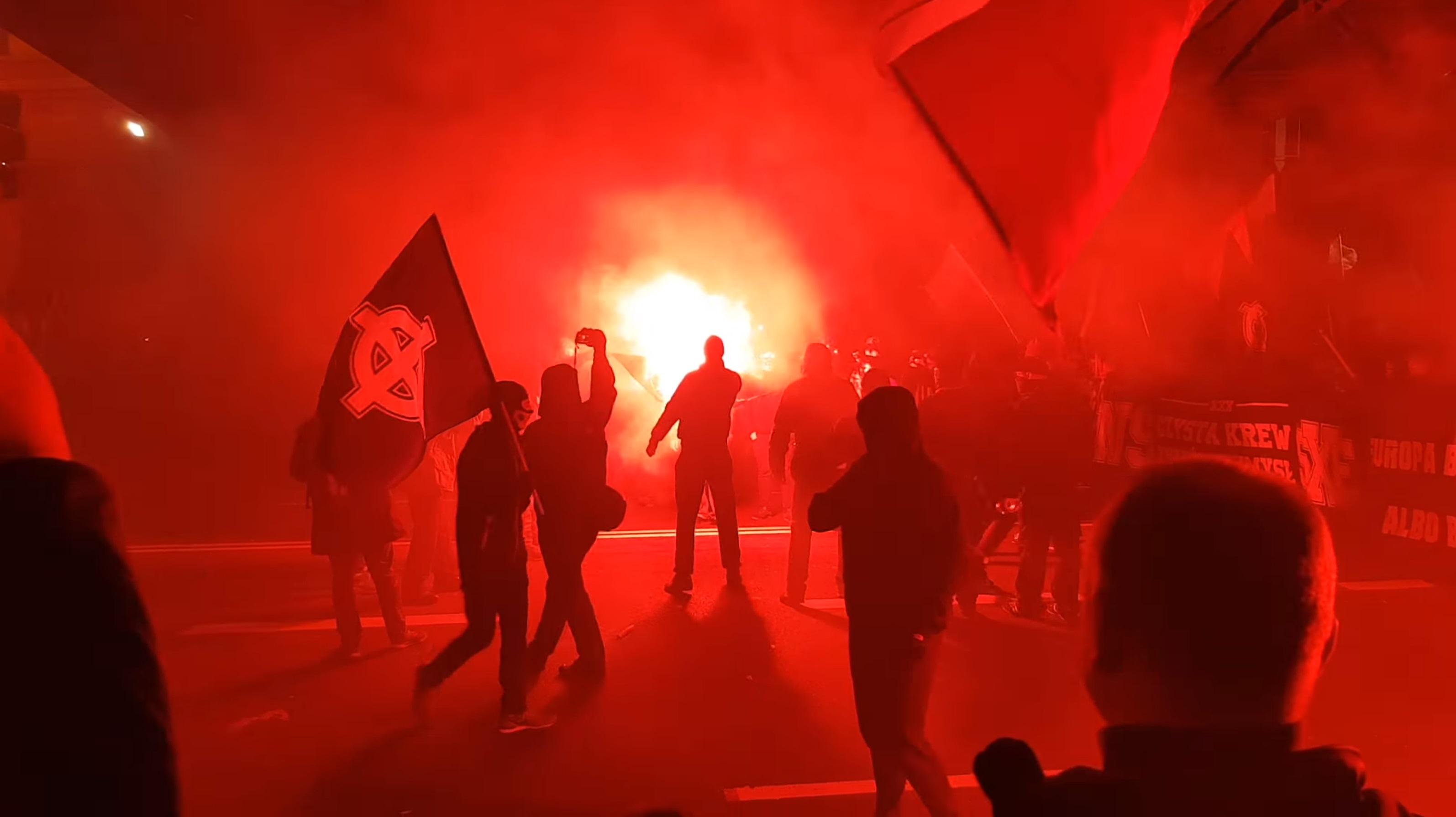 Podpalenie antyfaszystowskiej flagi podczas Marszu Niepodległości. Fot. screen