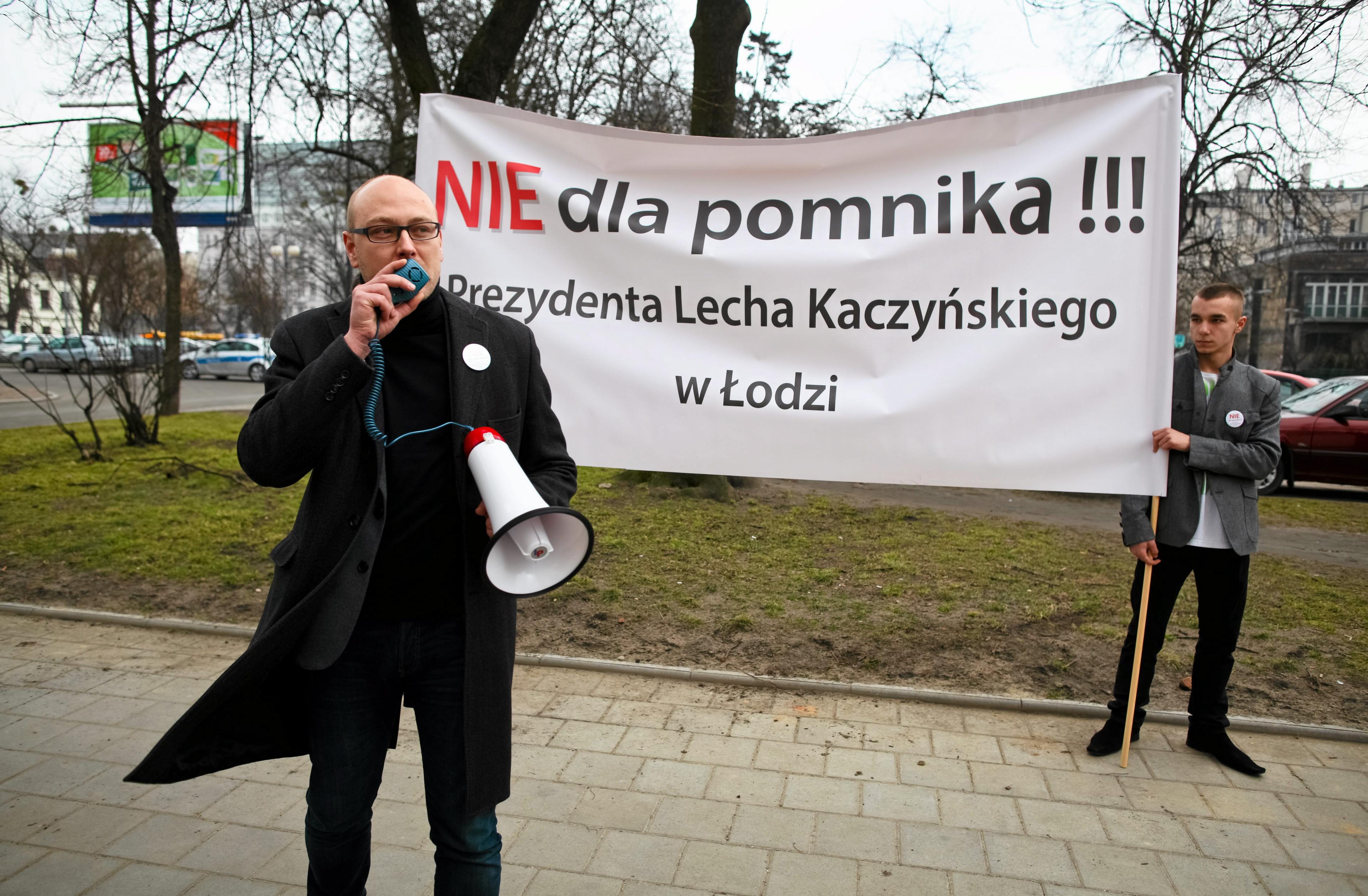 22.02.2014 Lodz , plac Komuny Paryskiej . Protest mieszkancow przeciwko budowie pomnika Lecha Kaczynskiego
Fot. Malgorzata Kujawka / Agencja Gazeta