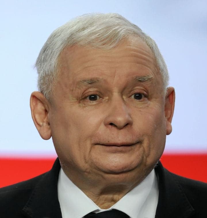 Jarosław Kaczynski na tle biało-czerwonej flagi